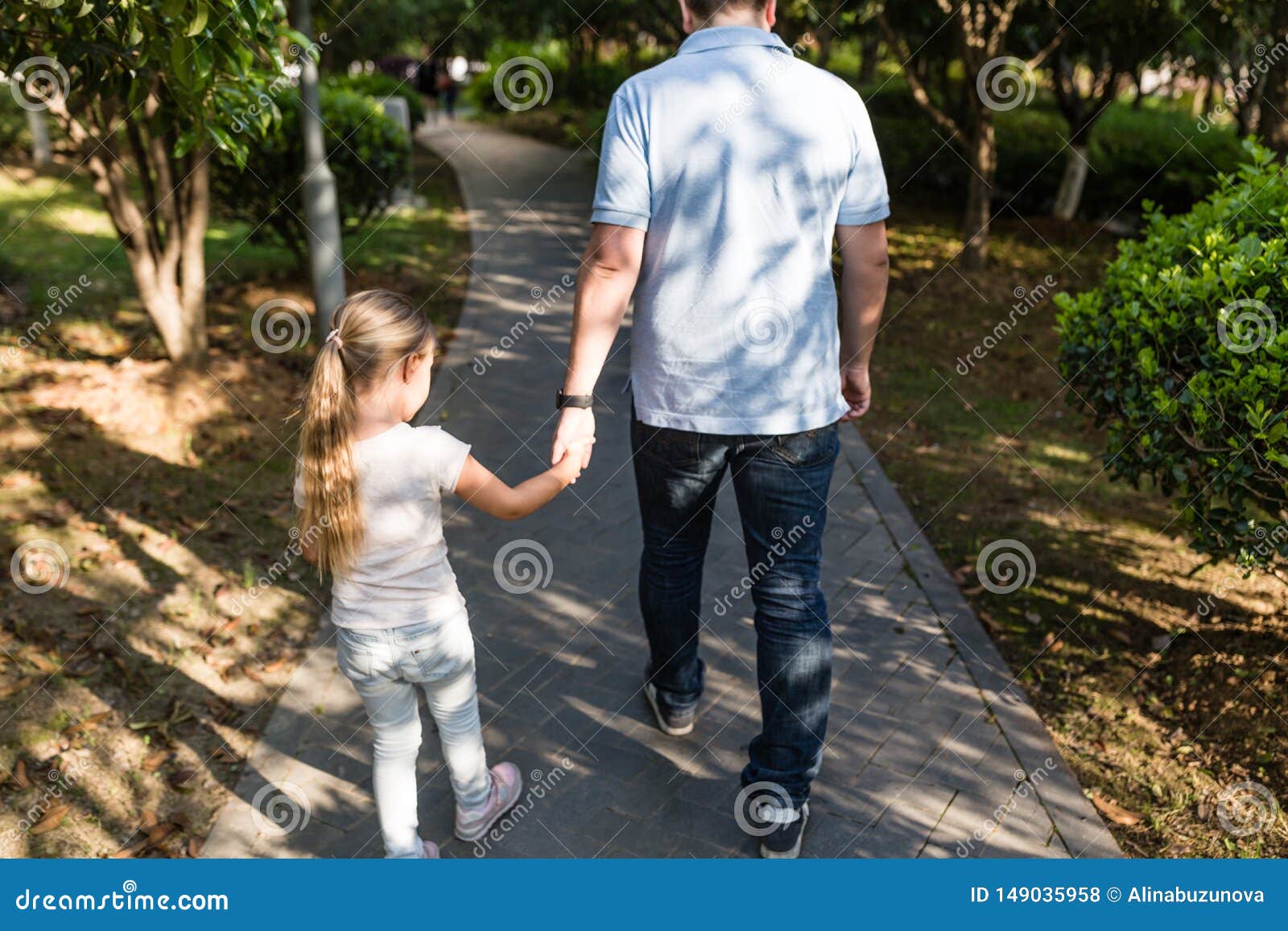 Девочка с папой за руку. Девочка с папой пошла мужское. Девочка с папой пошла мужское. Прогулка с папой. Девочка с папой пошла мужское.