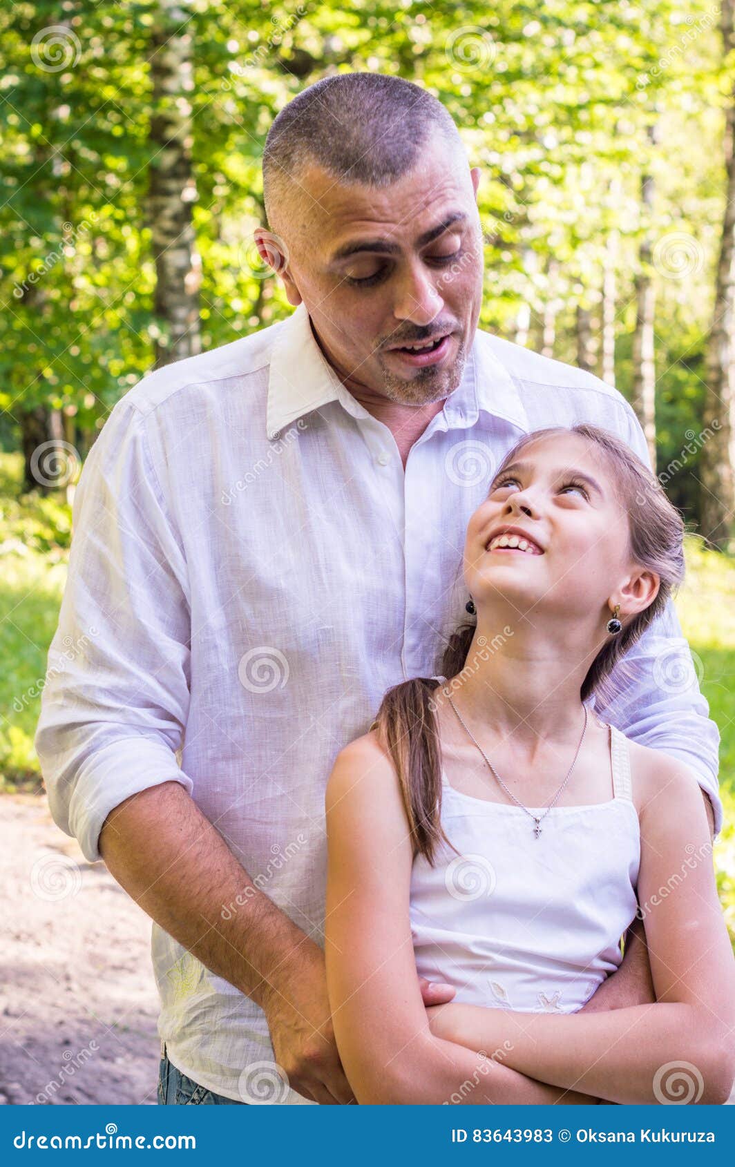 Homemade father daughter. Папа обнимает дочь. Отец обнимает дочку. Несовершеннолетняя дочь и папа.