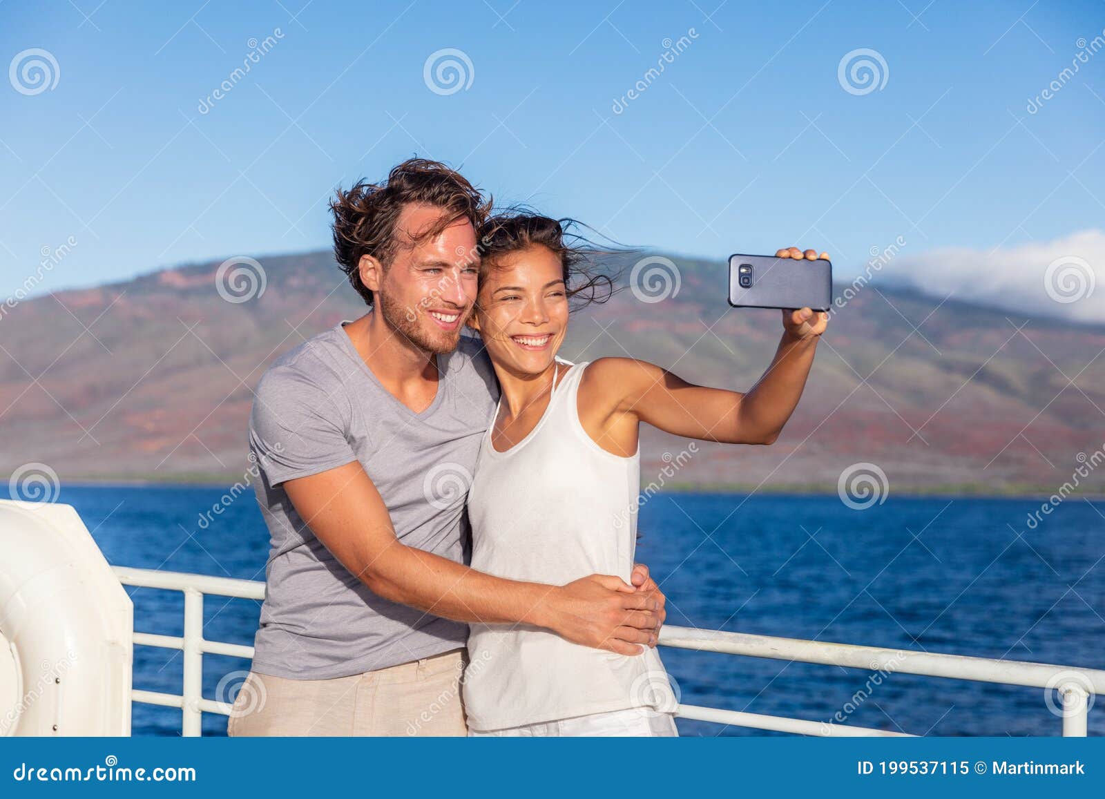 Пара круизный лайнер с поездками фотографии телефона Selfie в отпуске На  гавайях 2 Любовника туристов на наслаждаться поездки мед Стоковое  Изображение - изображение насчитывающей роскошь, фото: 199537115