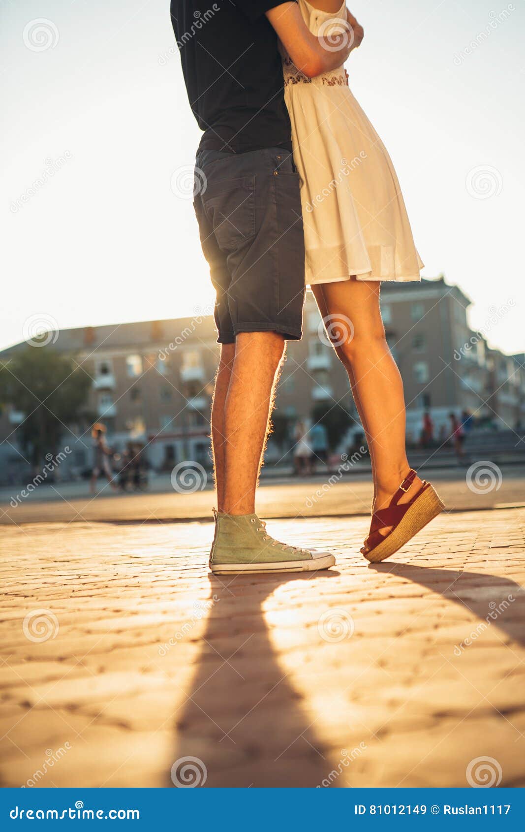 Девушка обнимает ногу. Девушка на цыпочках с парнем. Поцелуй на цыпочках. Девушка на носочках с парнем. Девушка обнимает мужчину ногами.