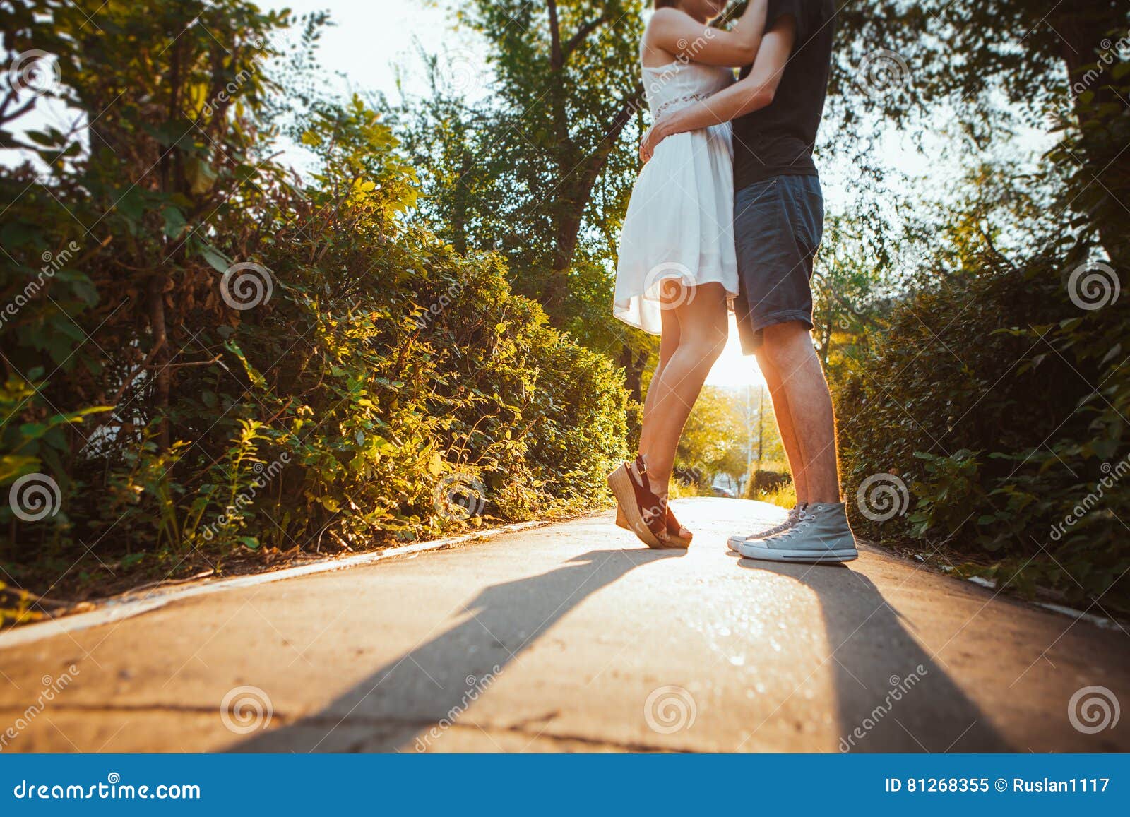 Девушка обнимает ноги