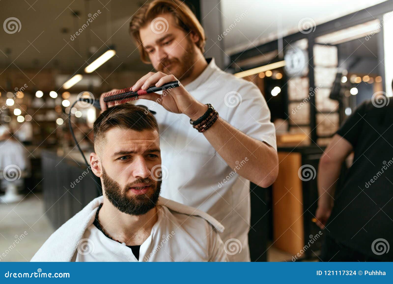 Парикмахерская людей Парикмахер человека делая стиль причёсок в парикмахерскае Стоковое Фото - изображение насчитывающей люди, портрет: 121117324