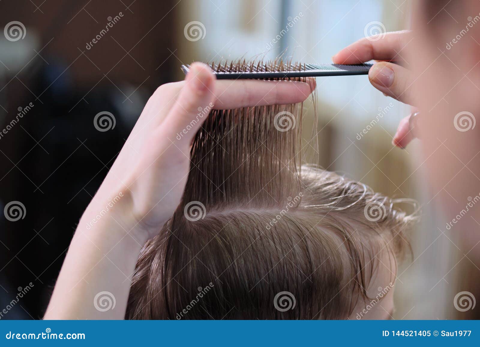 Parikmaherskaya Parikmaher Delaet Stil Prichesok K Malchiku S Nozhnicami Volos I Chernym Grebnem Stokovoe Izobrazhenie Izobrazhenie Naschityvayushej Delaet Malchiku 144521405