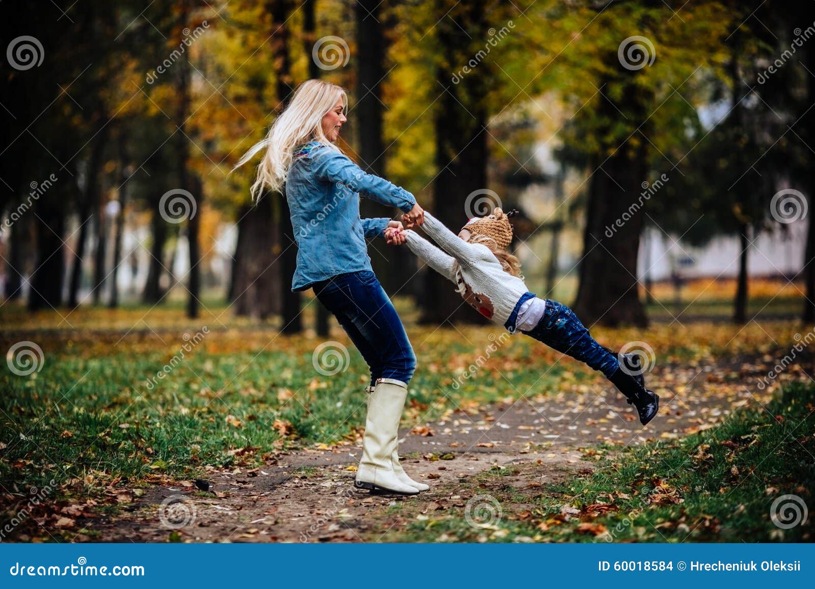 Мама с марусей любят гулять в парке. Прогулка с мамой в парке. Прогулка с дочкой в парке. Фотосессия с дочкой в парке. Блондинка с дочкой в парке.