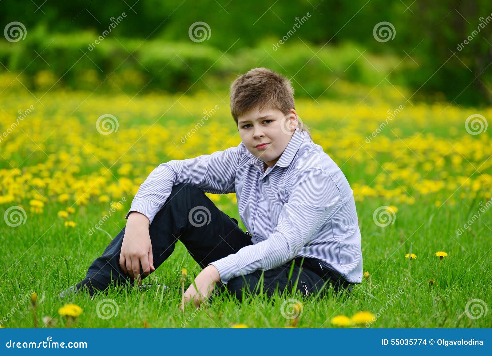 Natural boys. Подросток сидит на траве. Мальчик сидит на траве. Мальчик подросток сидит.