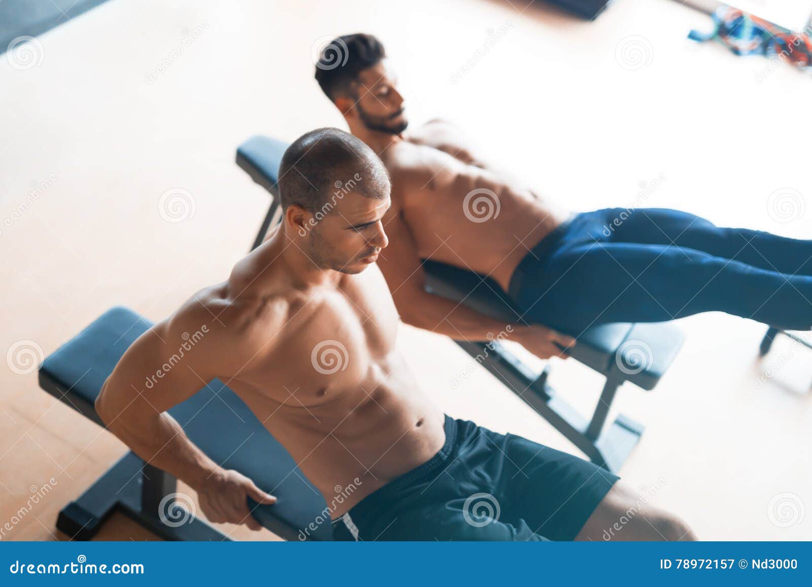 Мужчина занимается с парнем. Два парня в спортзале. Парень в спортзале. Два парня в тренажёрном зале. Молодые спортивные мальчики.