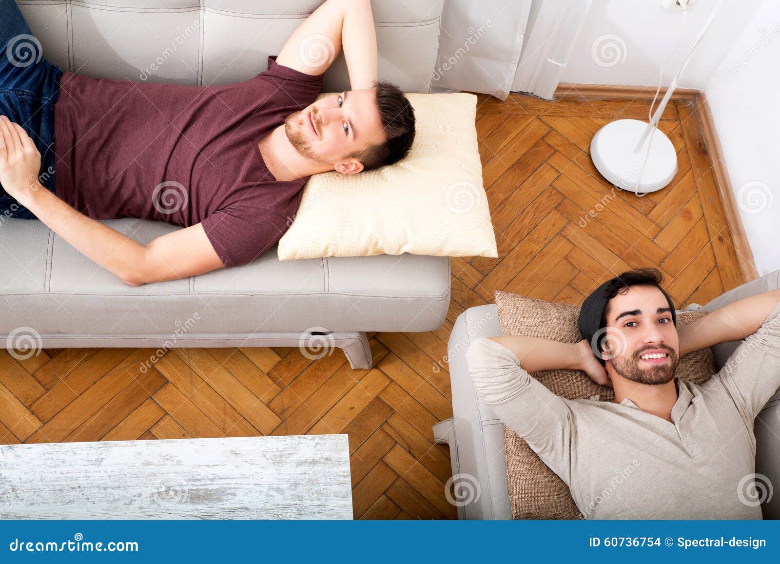 Пока муж отдыхает. Мужчина отдыхает дома. Мужчина отдыхает дома картинки. Фото дивана с лежачим мужчиной. Отдых дома Сток.