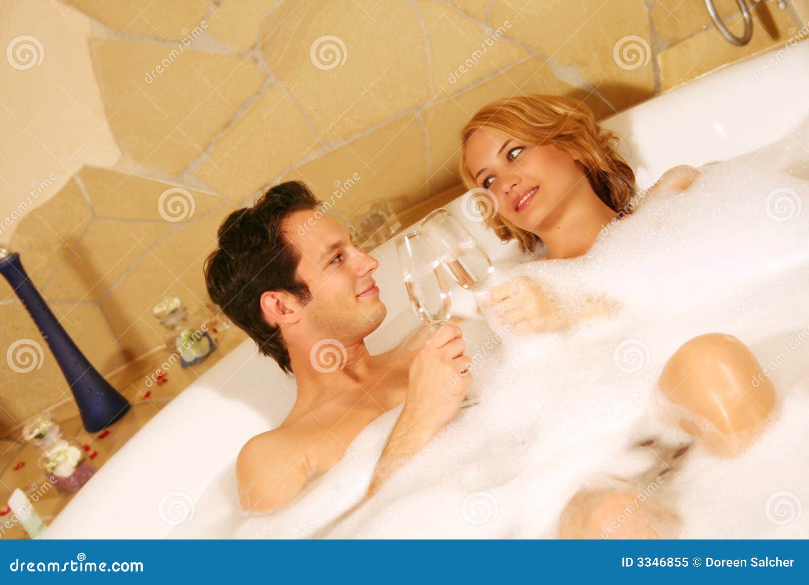 Жена с другом в ванной. Семейные пары в ванной. Подростковая пара в ванной. Супружеская пара в ванной. Молодая парочка в ванной.