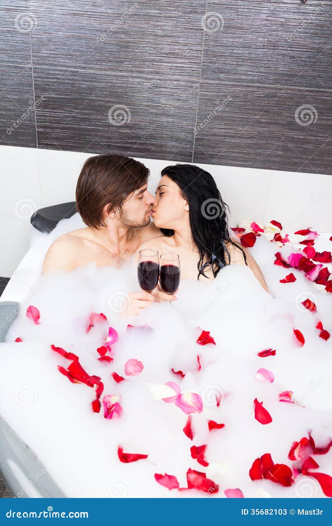 Жена с другом в ванной. Фотосессия пары в ванной. Ванная с лепестками роз. Романтика в ванной. Ванна с розами.