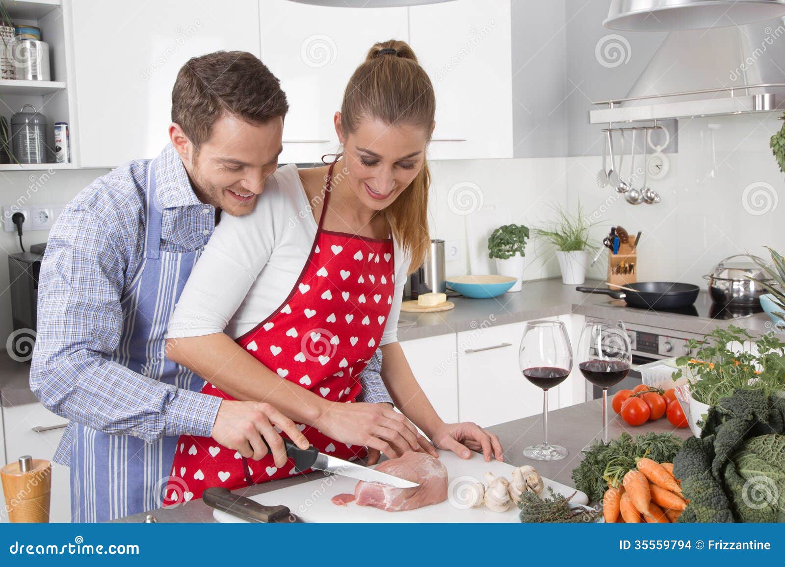 Пока жена готовит муж. Семейный быт. Семья женщина на кухне. Парень и девушка на кухне. Мужчина в фартуке на кухне.
