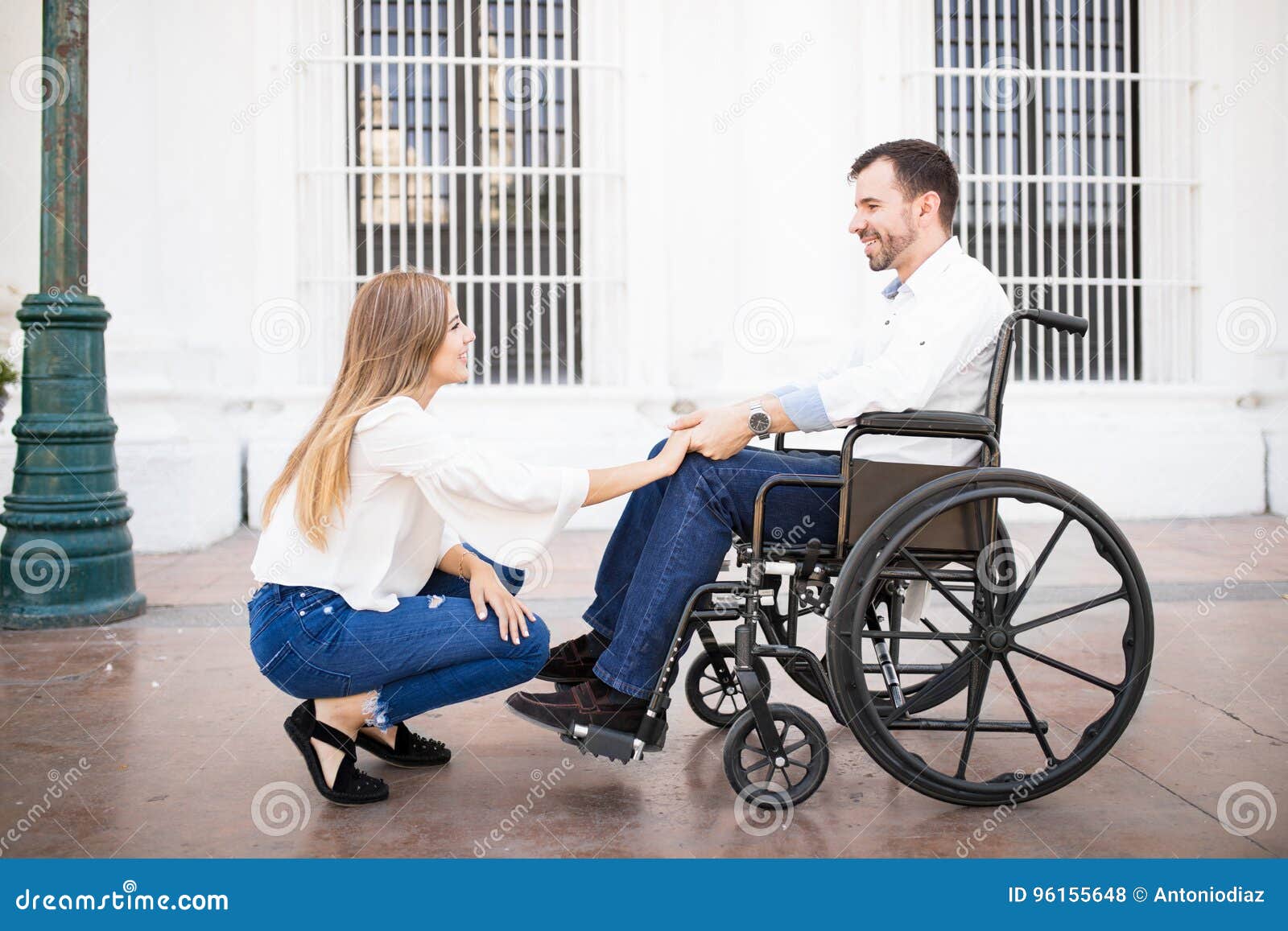 Девушка в коляске и парень. Девушка в коляске и парень. Девушка инвалид. Мужчина в инвалидной коляске. Парень в инвалидной коляске и девушка.