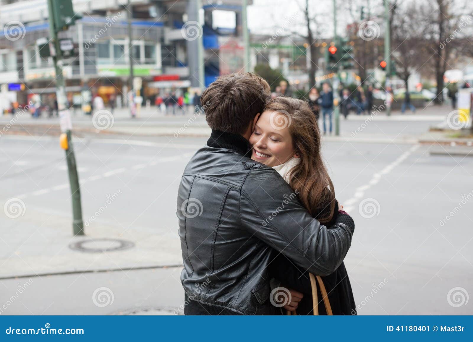 Обниматься с незнакомым мужчиной. Обнимашки на улице. Пара обнимается на улице. Девушки обнимаются на улице. Обнимашки парочек на улице.