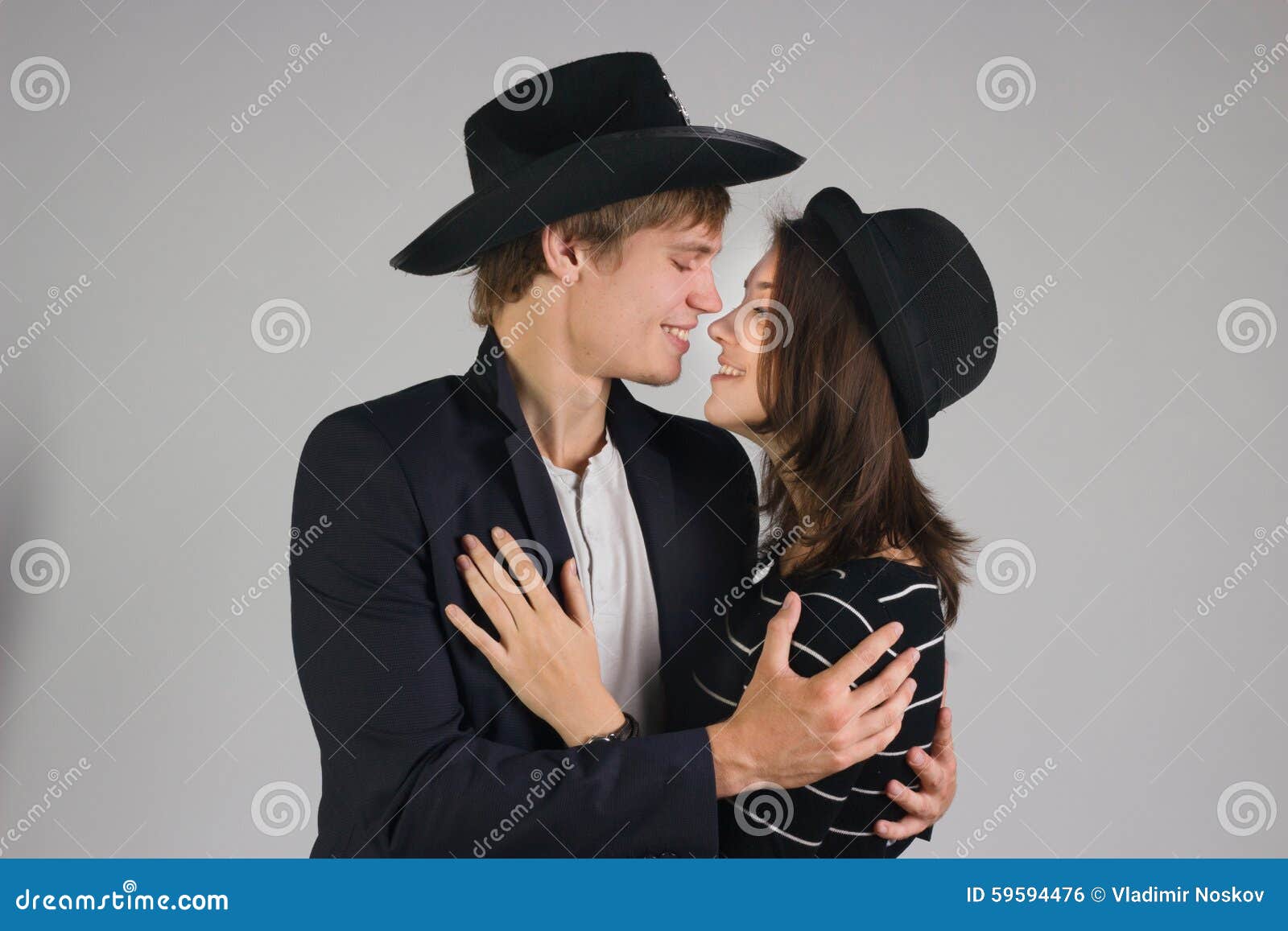 Пары в шляпах. Парочка в шляпках. Фотосессия пары в шляпе в черном. Любовная пара в шляпах. Пара в шляпе в черной одежде.
