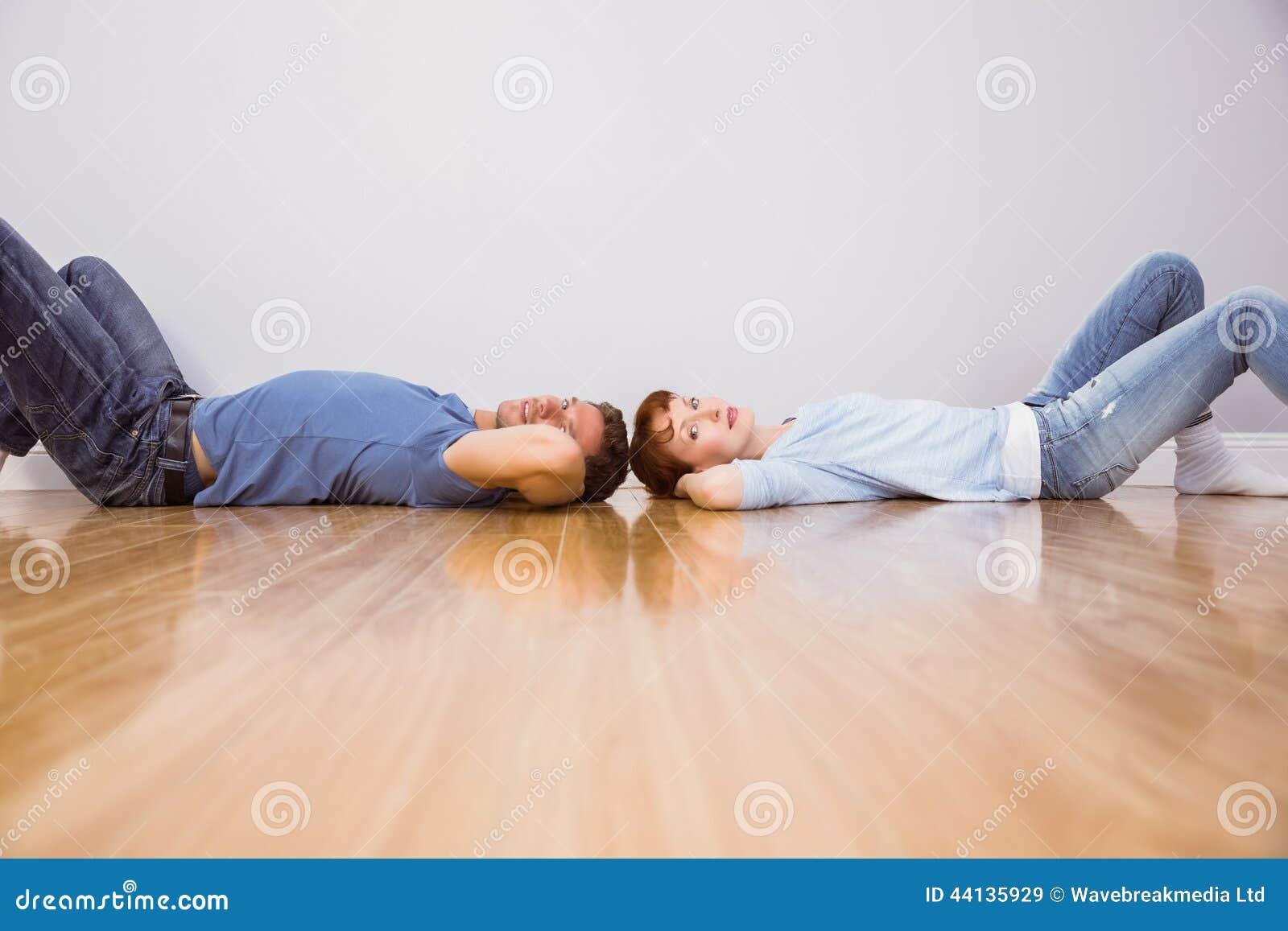 Звук падения на пол. Человек лежит на полу дома. Парень и девушка лежат на полу.