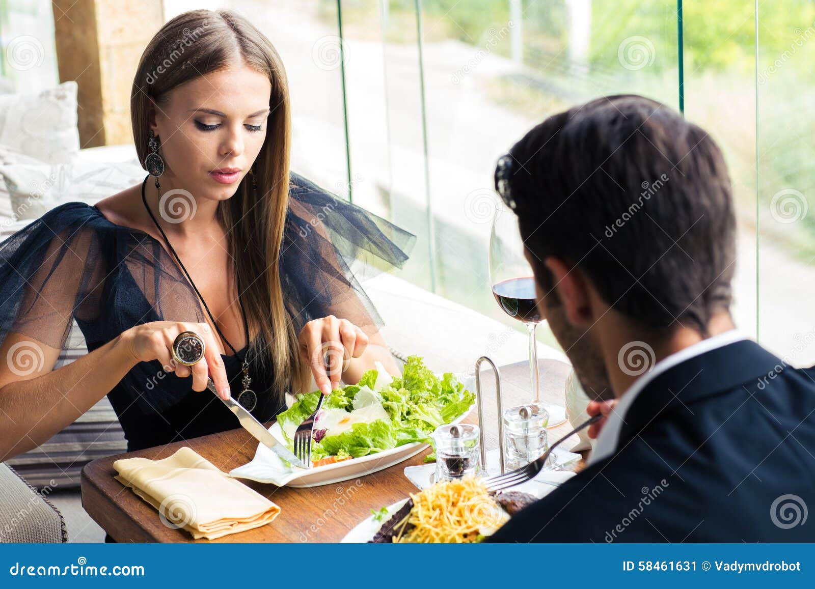 Изыскана речь. Девушка ужинает в ресторане. Парень и девушка в ресторане. Мужчина и женщина в ресторане. Женщина в ресторане за столом.