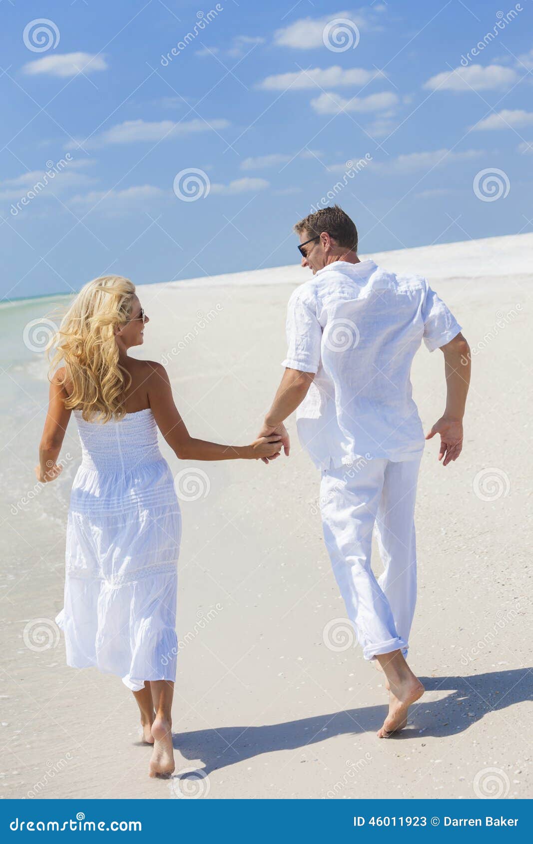 Жену на пляже муж смотрит. Пара в белой одежде на пляже. Мужчина и женщина в белом на море. Мужчина и женщина на пляже. Фотосессия на море с мужем.