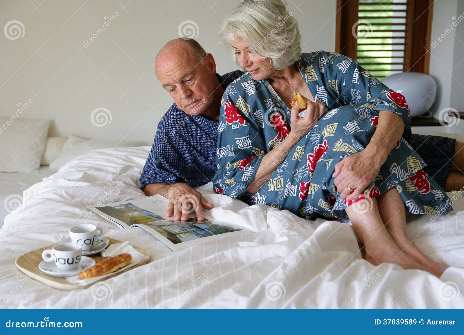 Домашнее пожилых мужа и жены. Пожилые женщины в постели. Пожилая пара в постели. Пожилые женщины на кровати. Пожилая пара в халатах.