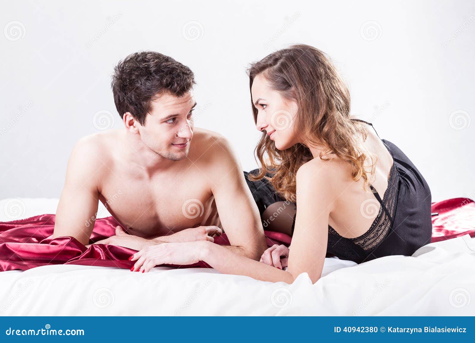 Короткие измены жен. Женская неверность. Женская измена. Мужчина и женщина в постели. Женская измена картинки.