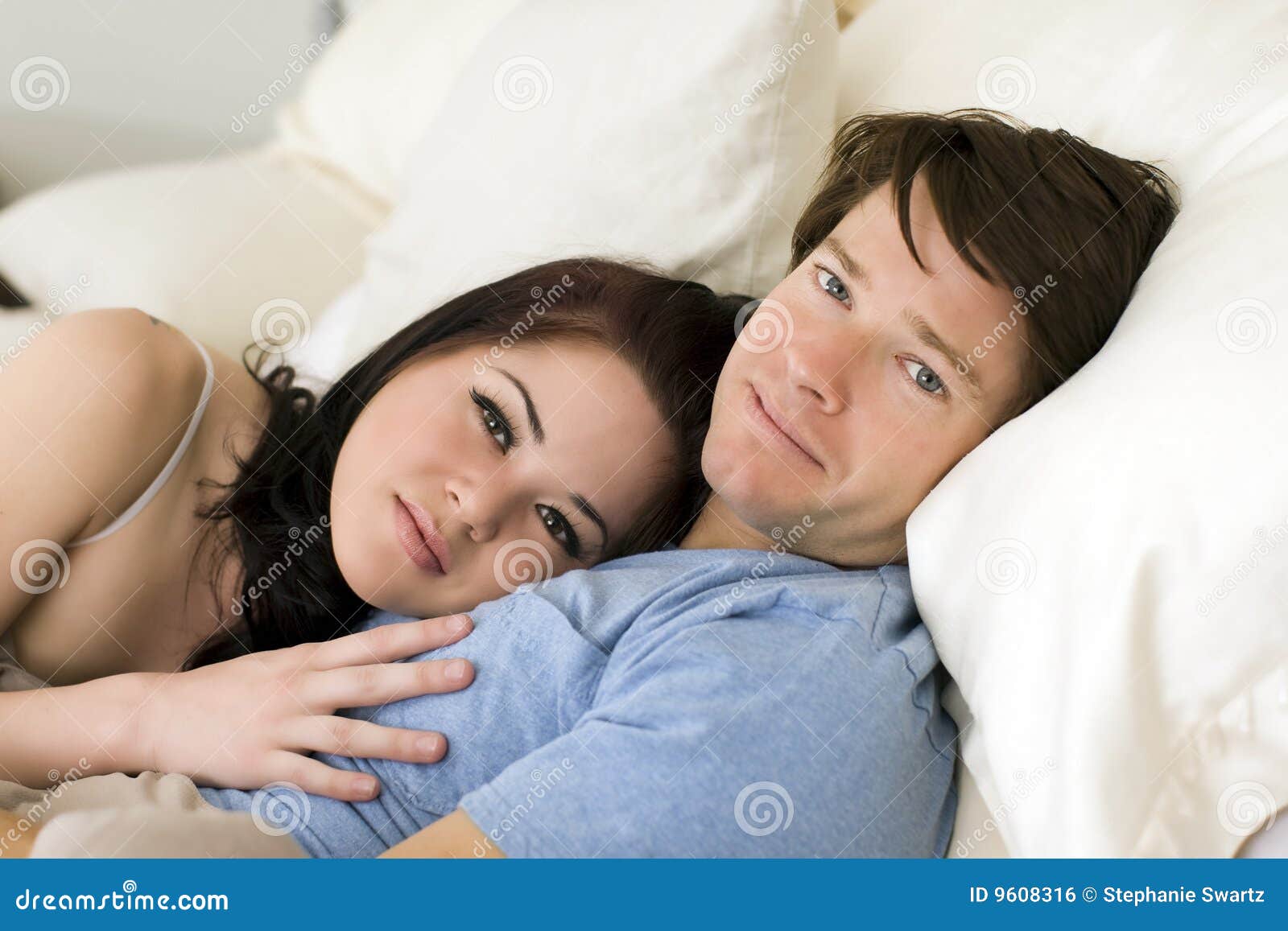 Семейная пара в спальне. Пара в спальне. Счастливая пара в кровати Индонезия.