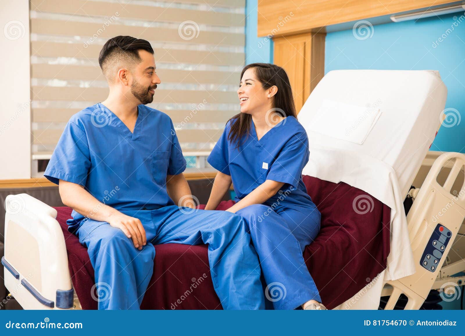 Медсестра дежурного врача. Комната отдыха медсестер. Медсестра отдыхает. Отдых медицинских работников. Медсестра отдыхает фото.