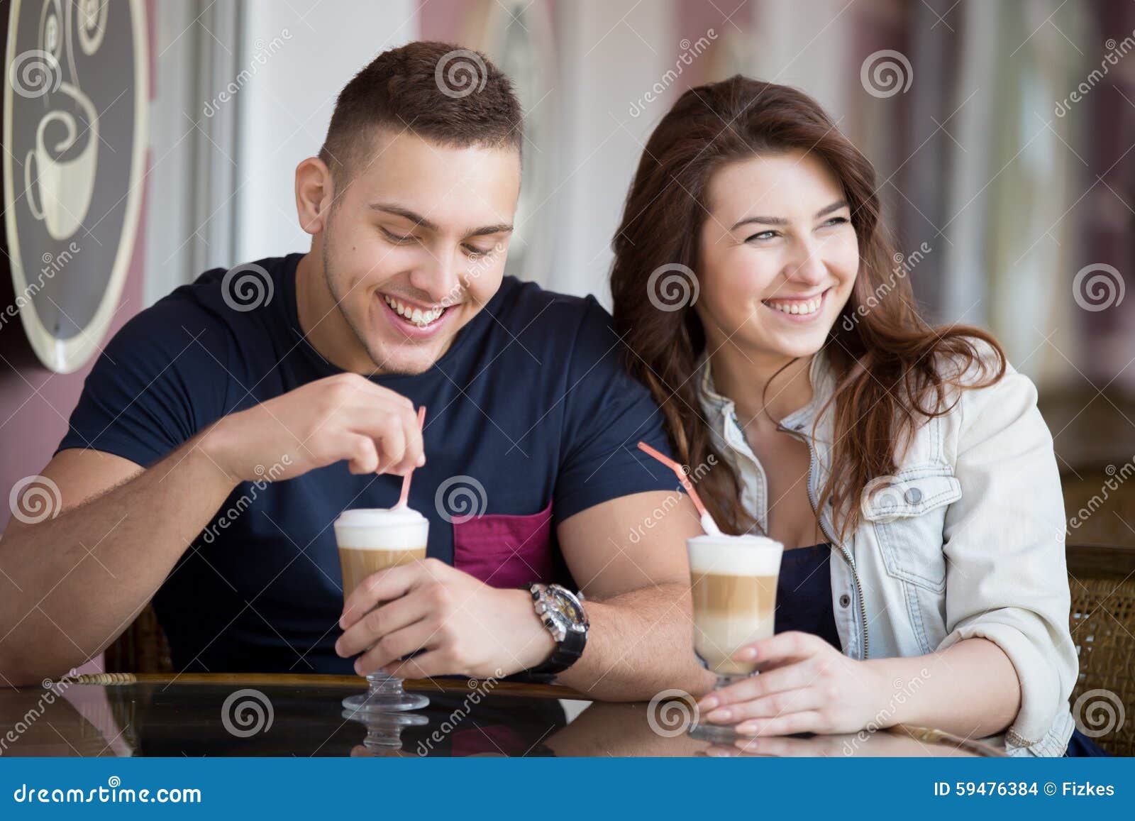 Как сохранить пар. Фотосессия пары в кафе. Семья в кафе. Семья пьет кофе. Фотосессия в кафе парни молодые.