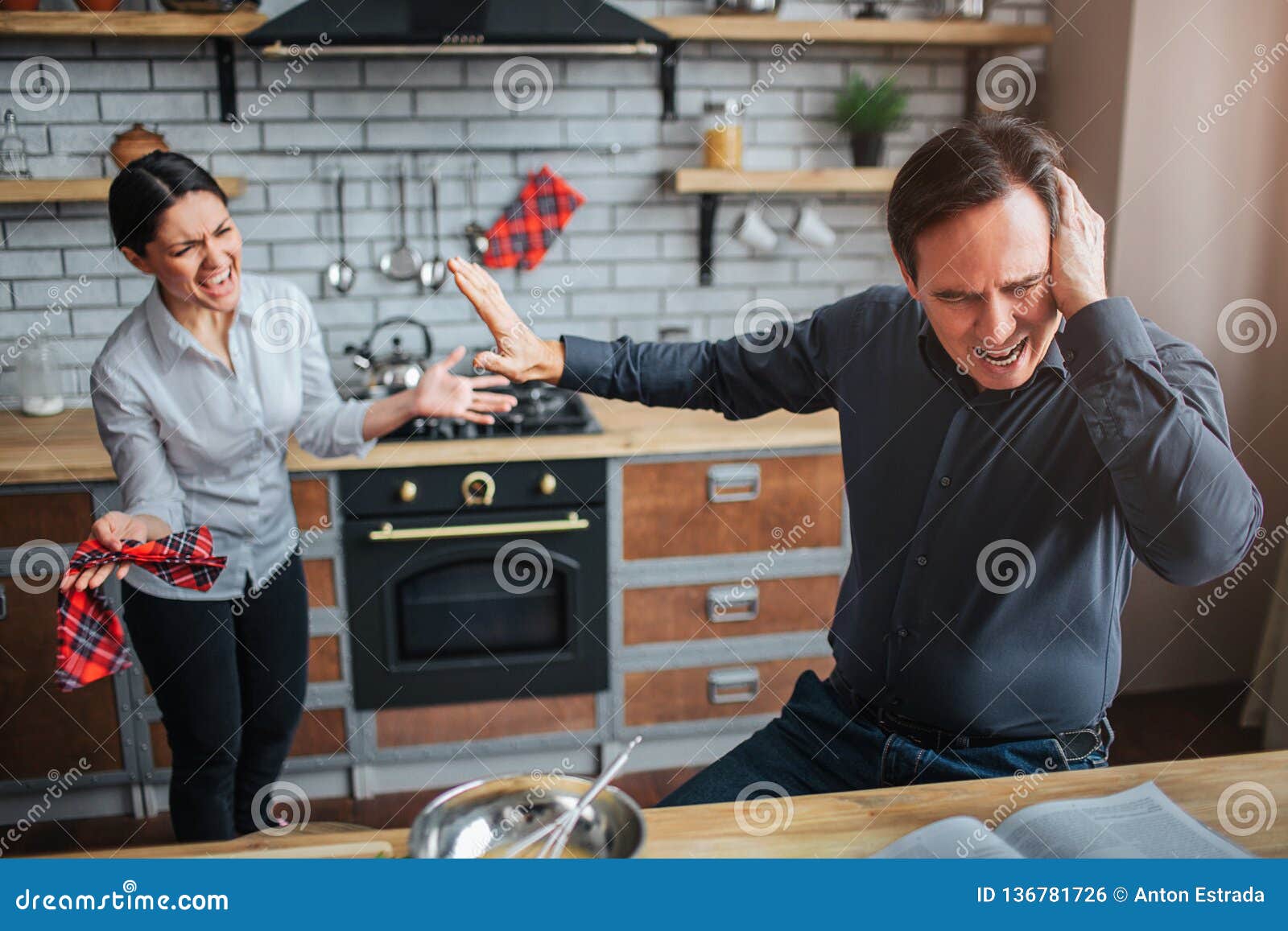Сидим с мужем на кухне. Муж и жена на кухне за столом. Мужчина сидит за столом на кухне. Люди сидят на кухне. Муж с женой сидят за столом на кухне.