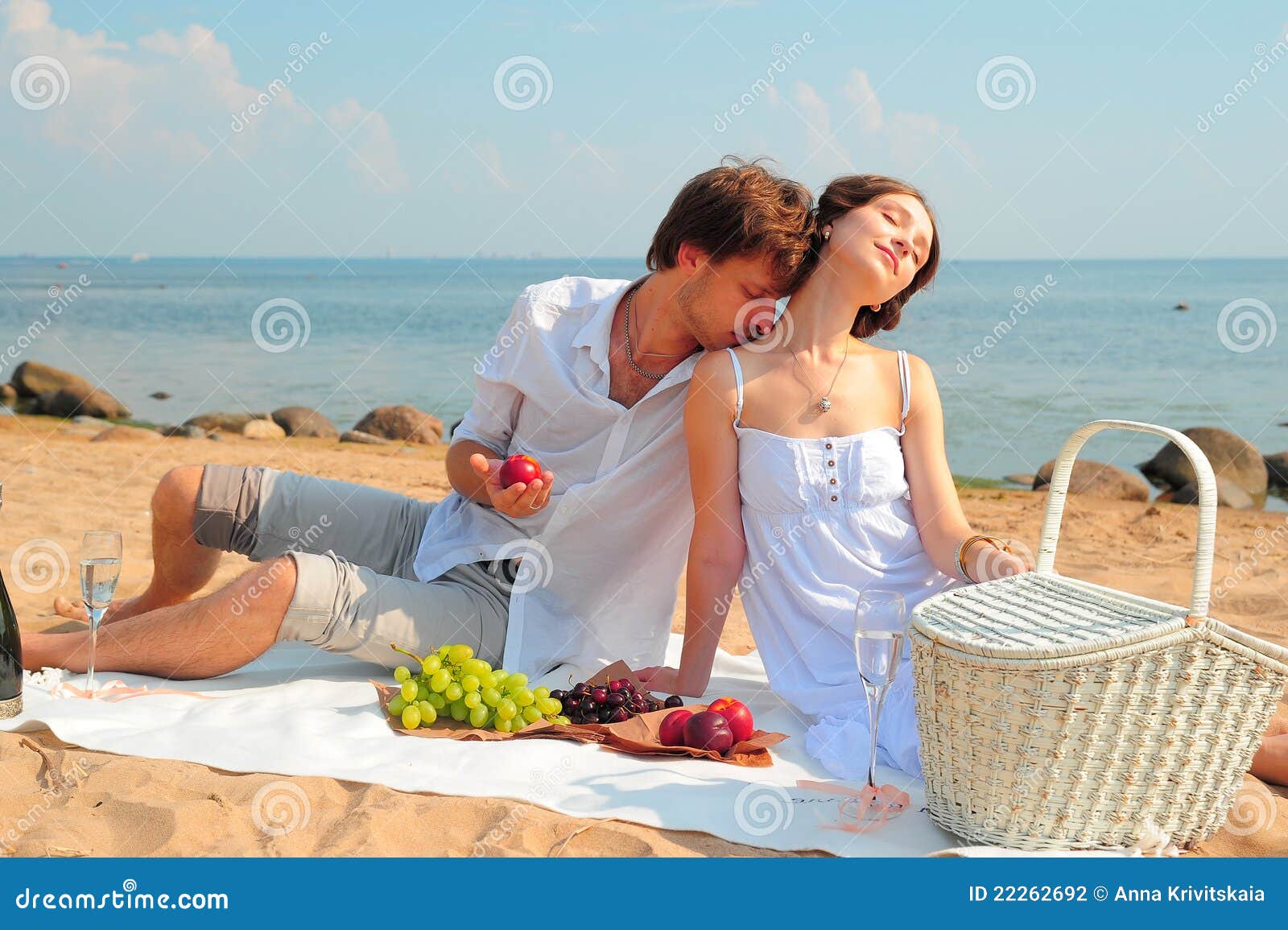 Пока муж на пляже. Пикник на берегу. Пикник на море. Фотосессия на пляже пара пикник. Фотосессии пары на берегу моря пикник.