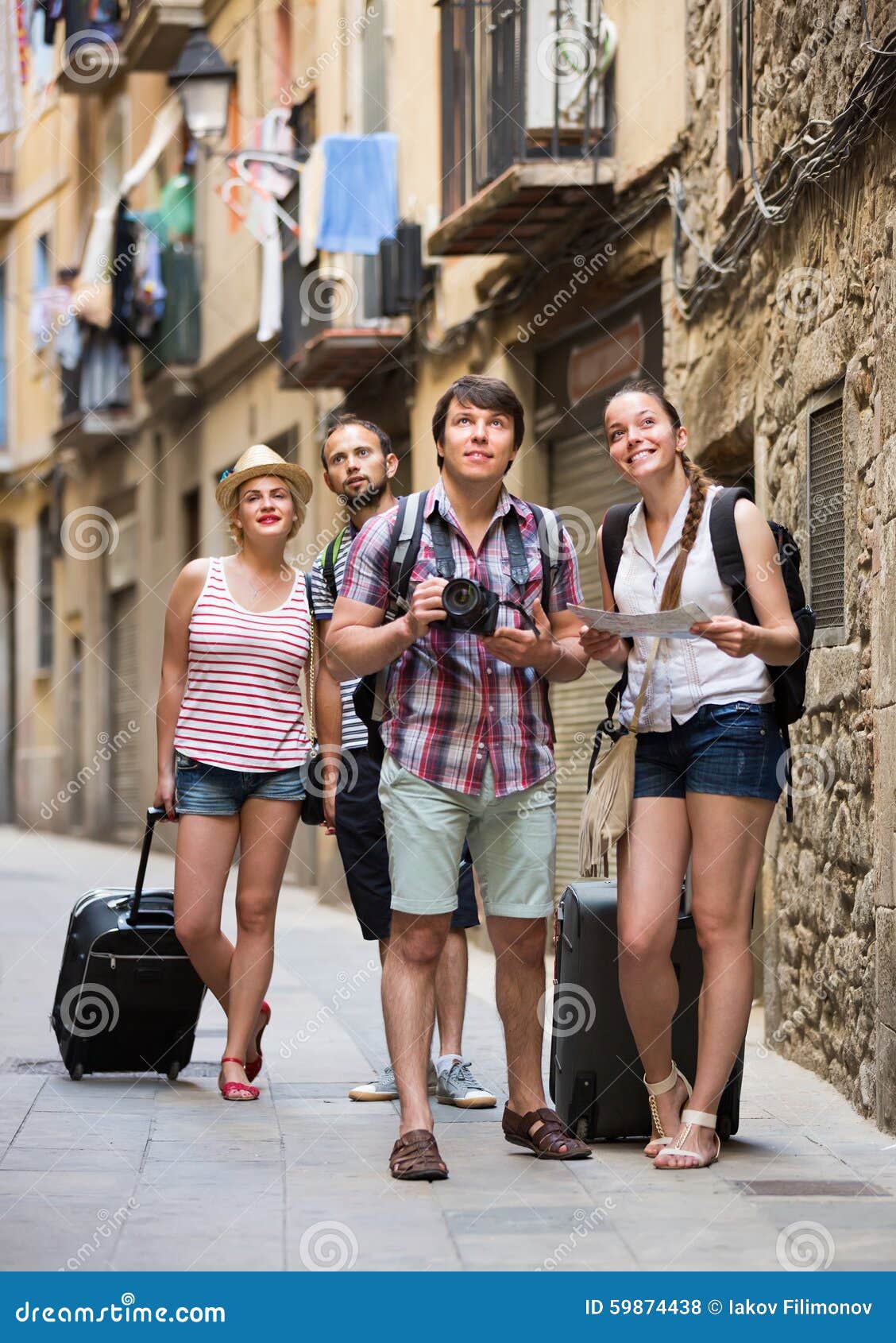 Группа европейских туристов хочет познакомиться с природой. Туристы в городе. Группа туристов. Европейские туристы. Городские туристы летом.