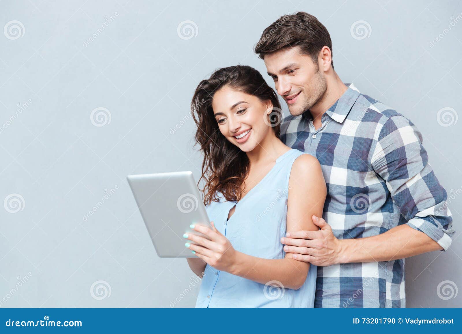 Home standing. Пара стоит с газетой. Пара стоит дома. Couple looking at Tablet PNG.