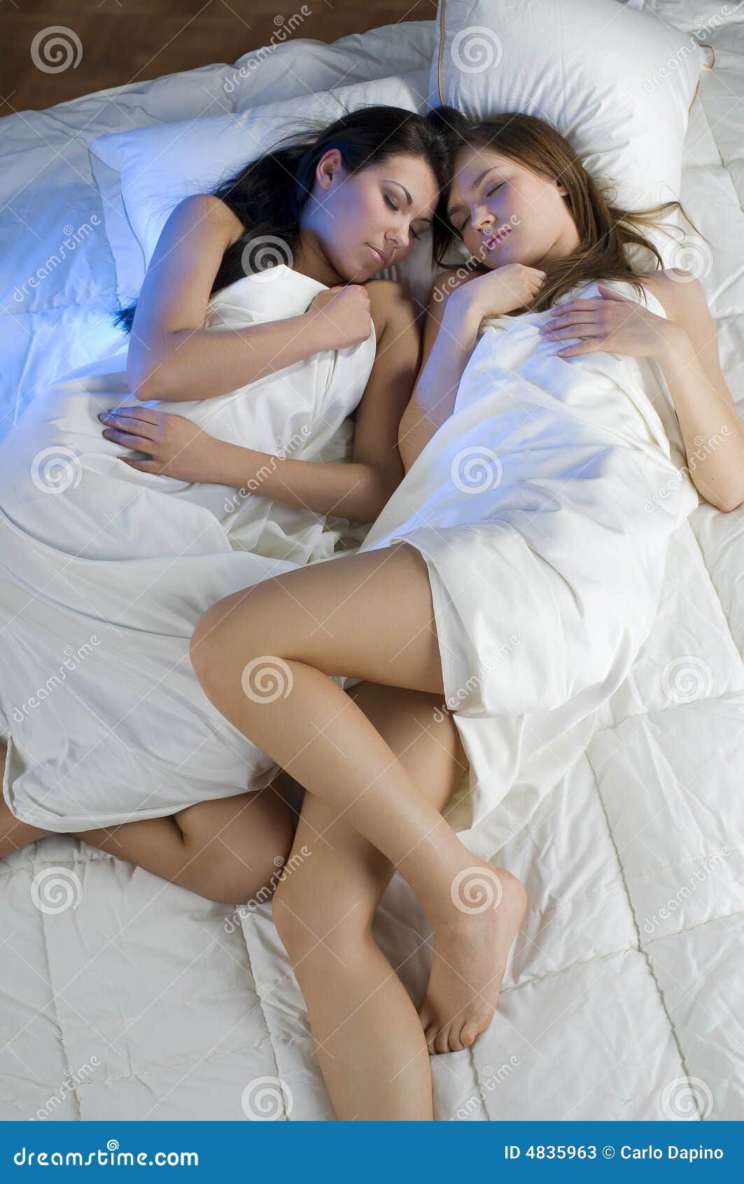 Подруга мамы в постели. Две девочки в постели. Две девушки в кровати. Симпатичные подружки в постели. Две сестрички в постели.
