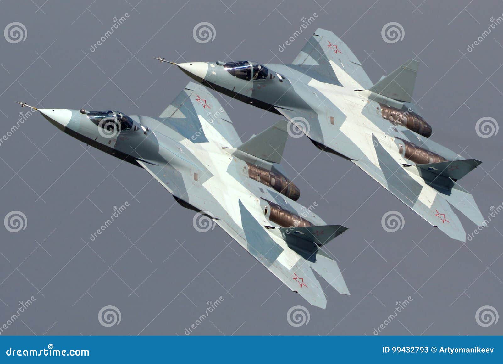 Pary Sukhoi T 50 Pak Fa 052 Golubogo I 051 Golubogo Sovremennogo Russkogo Reaktivnogo Istrebitelya Vypolnyaya Pokazatelnyj Polet V Redakcionnoe Stokovoe Foto Izobrazhenie Naschityvayushej