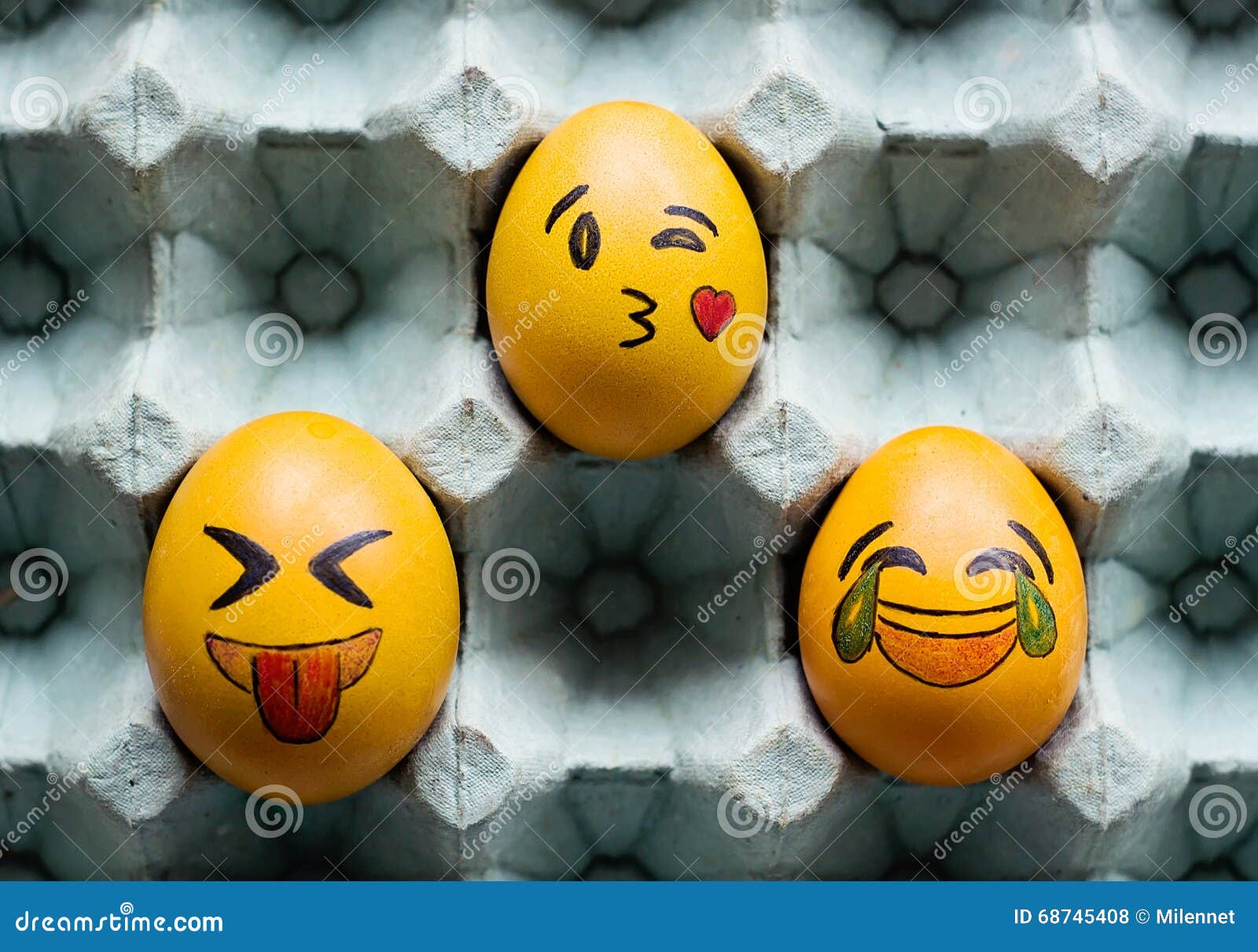 Смайлик яйца. Смайлики на яйцах. Рожицы на яйцах. Яйца в виде смайликов. Рожицы на яйцах к Пасхе.