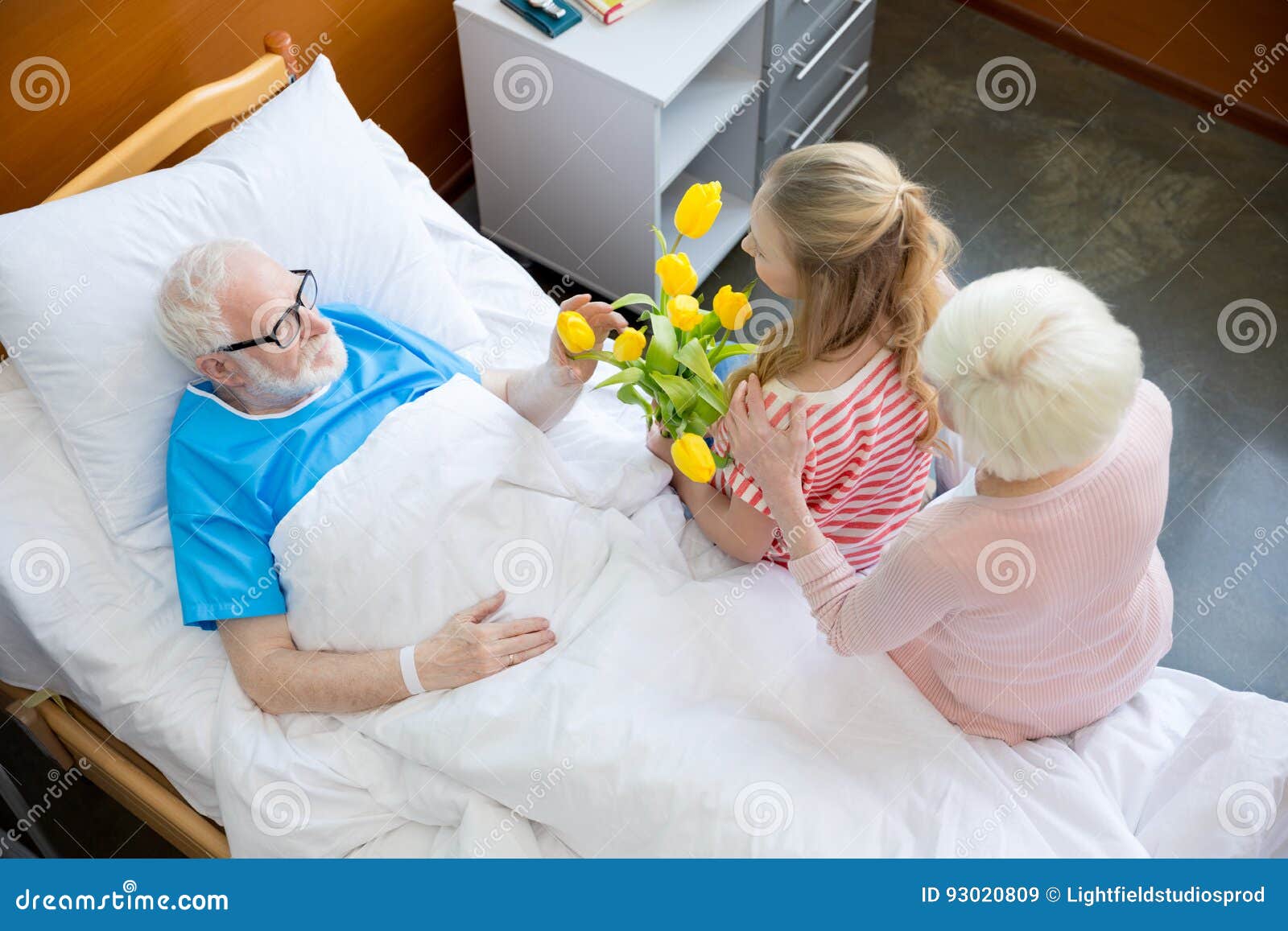Навещать сон. Навестить больного. Навестил бабушку в больницей. Проведать пациента.