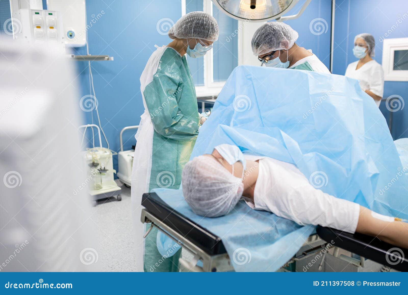 Подготовка хирурга к операции. Женщина на операционном столе. Девушка лежит на операционном столе. Операционный стол.