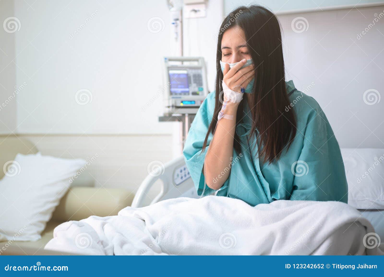 Познакомиться в больнице. Красивая девушка в больнице. Грустная девушка в больнице. Девушка плачет в клинике.