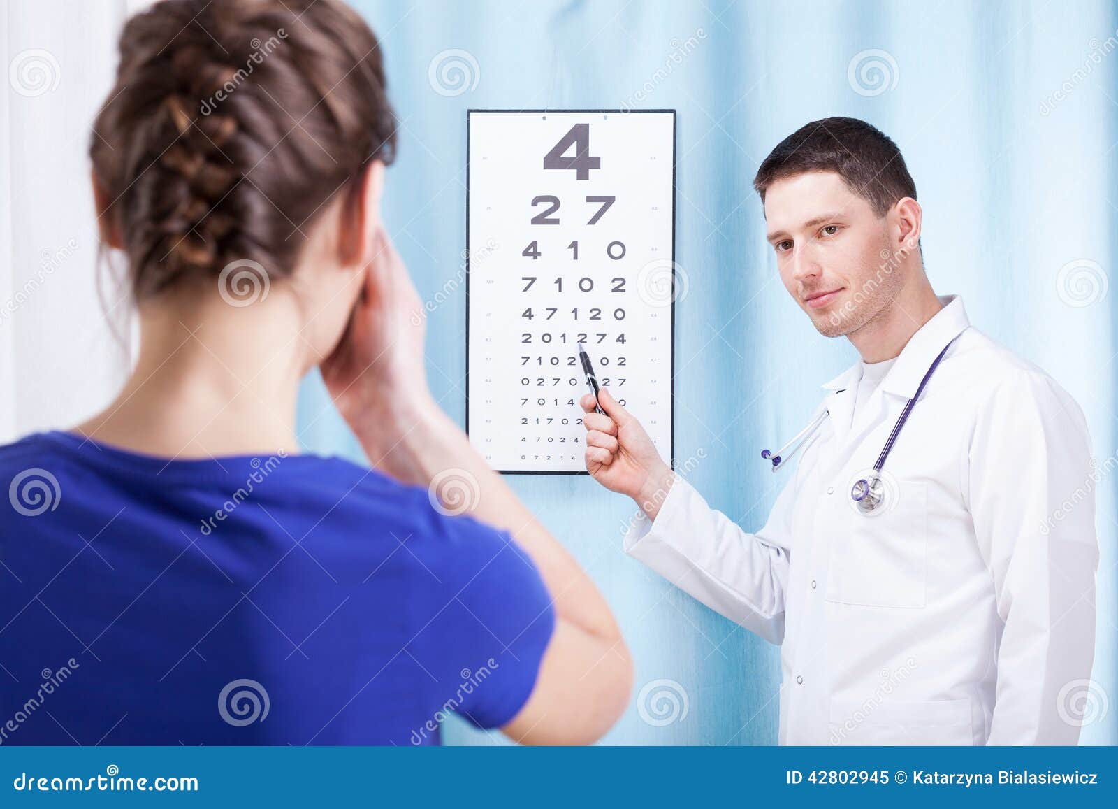 Пельмени на приеме у врача. Мужчина окулист. Мужчина у офтальмолога. Парень у окулиста. Женщина у окулиста.