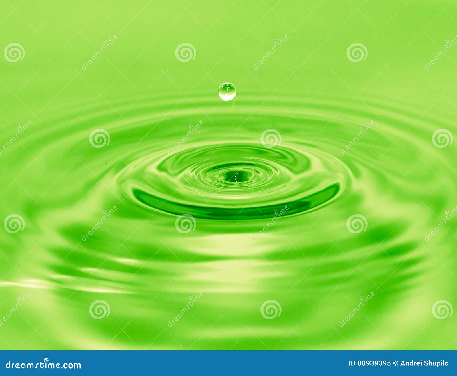 Цвет нормальных вод. Непрозрачная вода на зелёном фоне. Вода с зелёным треугольником. Застойная зеленая вода. Вода зеленая со следами от капли.