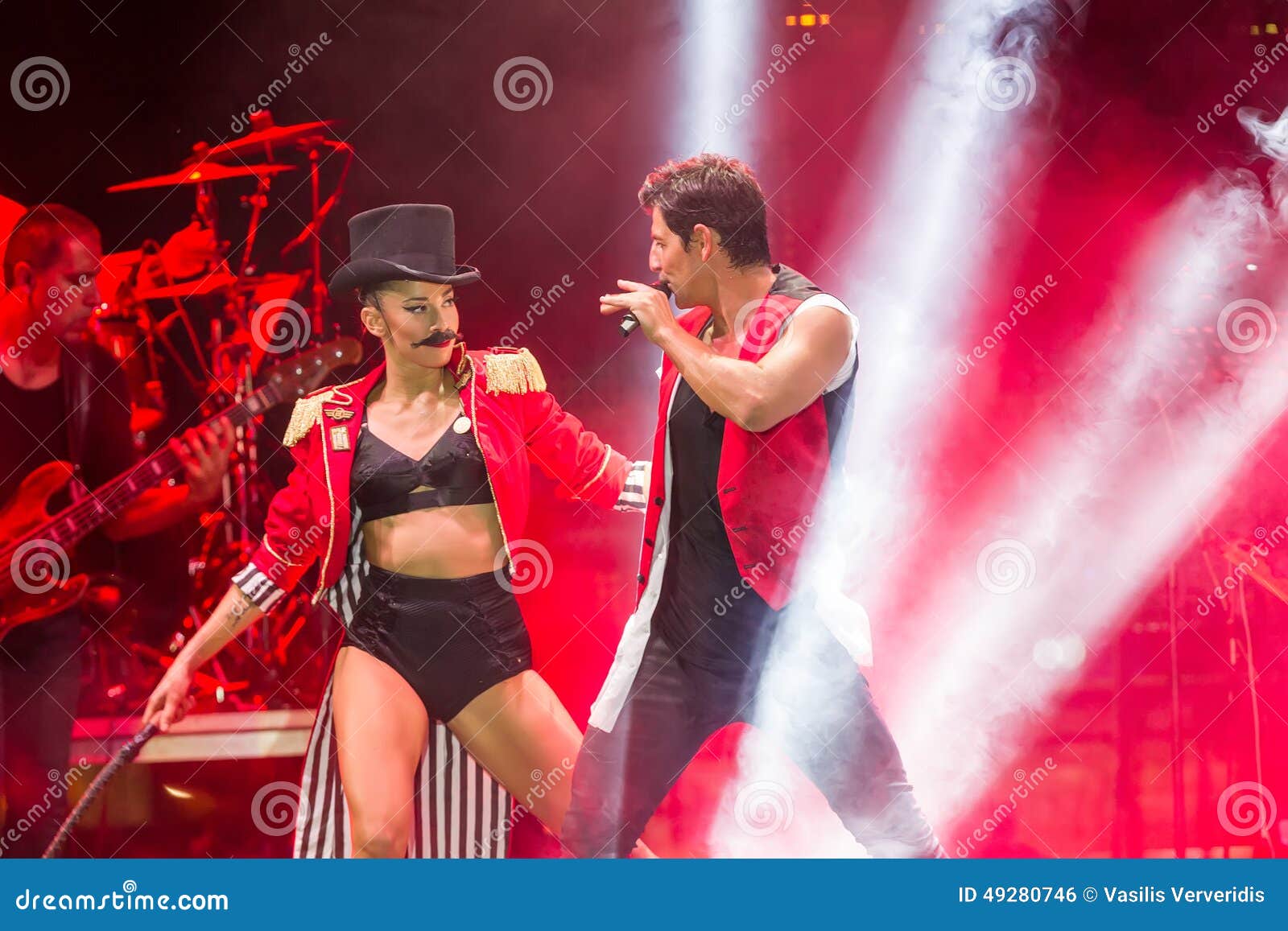 Певица Sakis Rouvas Выполняя На СУМАШЕДШЕМ Северном Фестивале.