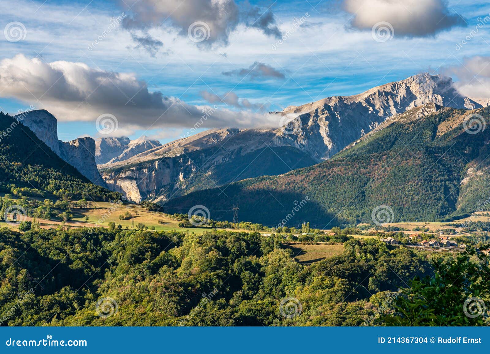 пейзаж на святой баудиль и пипет тривз в веркорах французские альпы франция  Стоковое Фото - изображение насчитывающей природа, европа: 214367304