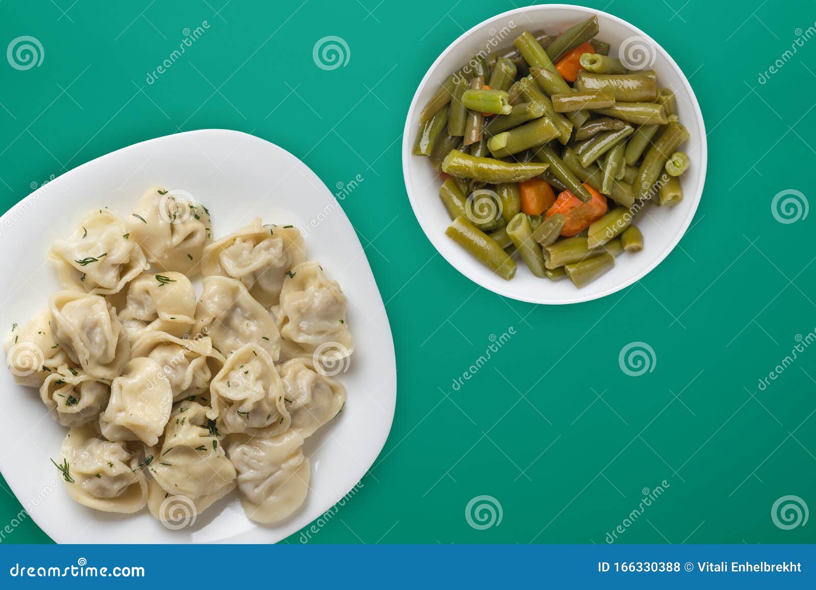 Пельмени на зеленом фоне