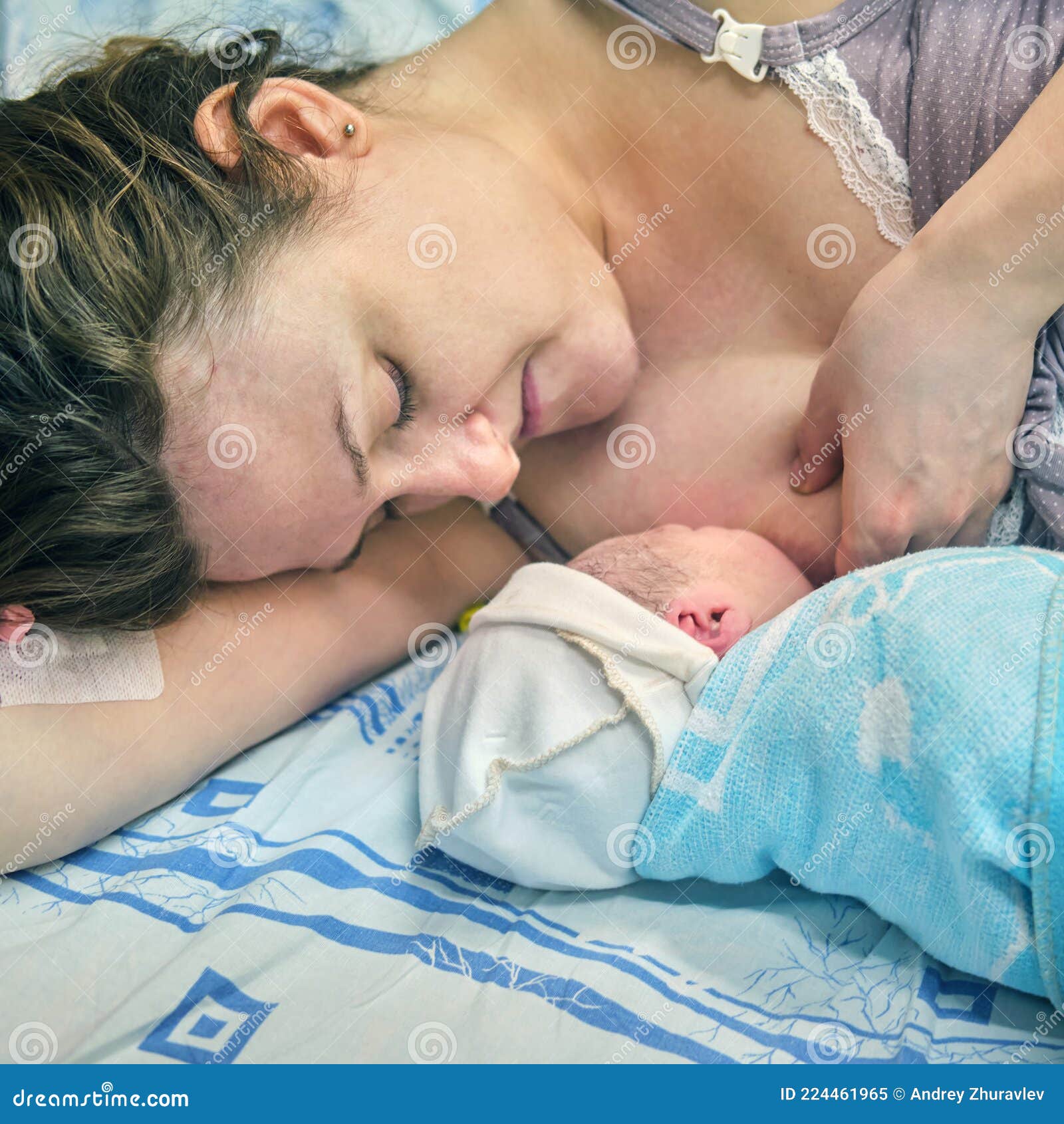 первое грудное вскармливание новорожденного мальчика сразу после родов на  больничной койке в роддоме Стоковое Изображение - изображение насчитывающей  материнствй, немедленно: 224461965