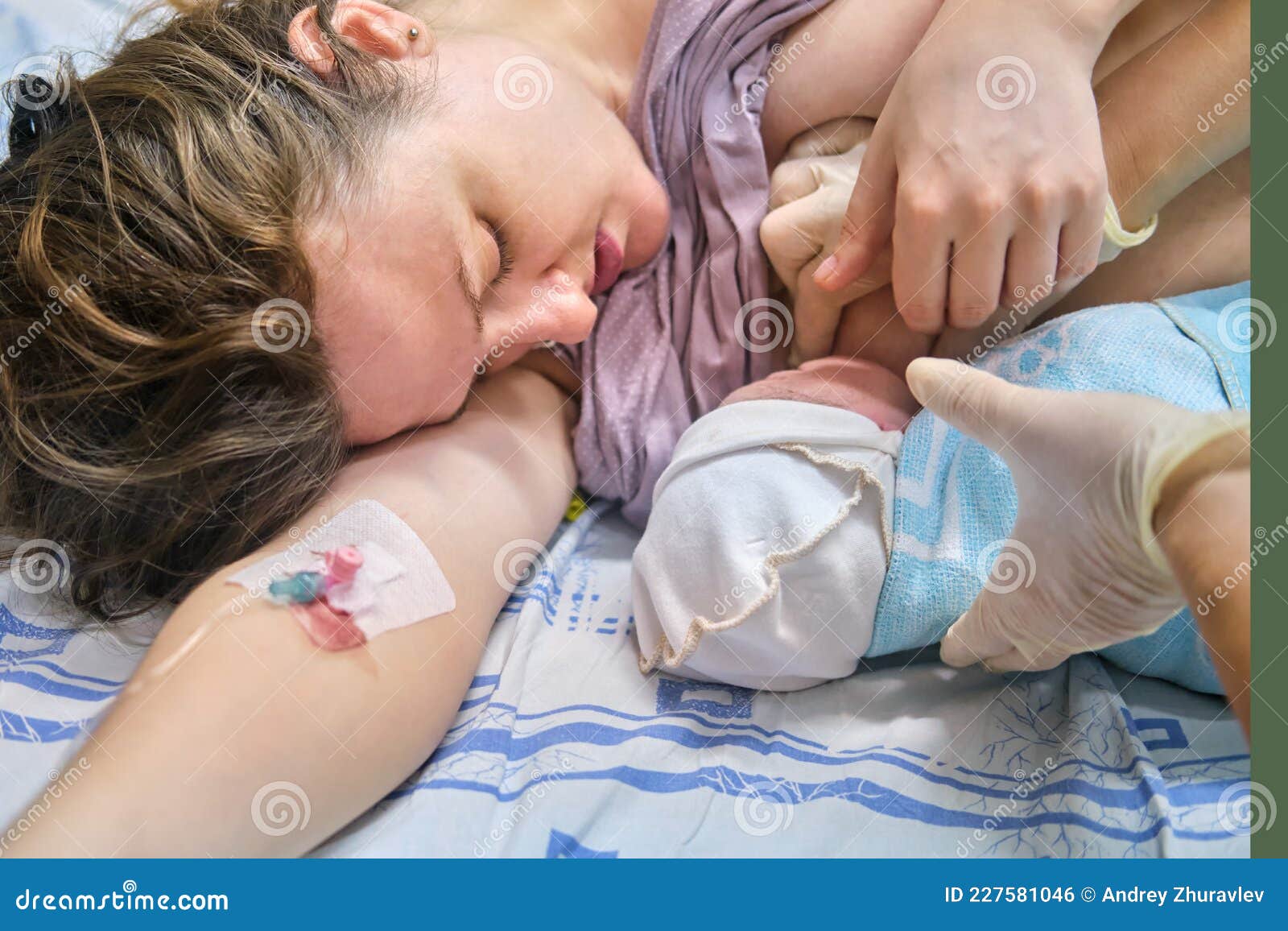 первое грудное вскармливание новорожденного мальчика сразу после родов на  больничной койке в роддоме Стоковое Фото - изображение насчитывающей  кавказско, работа: 227581046