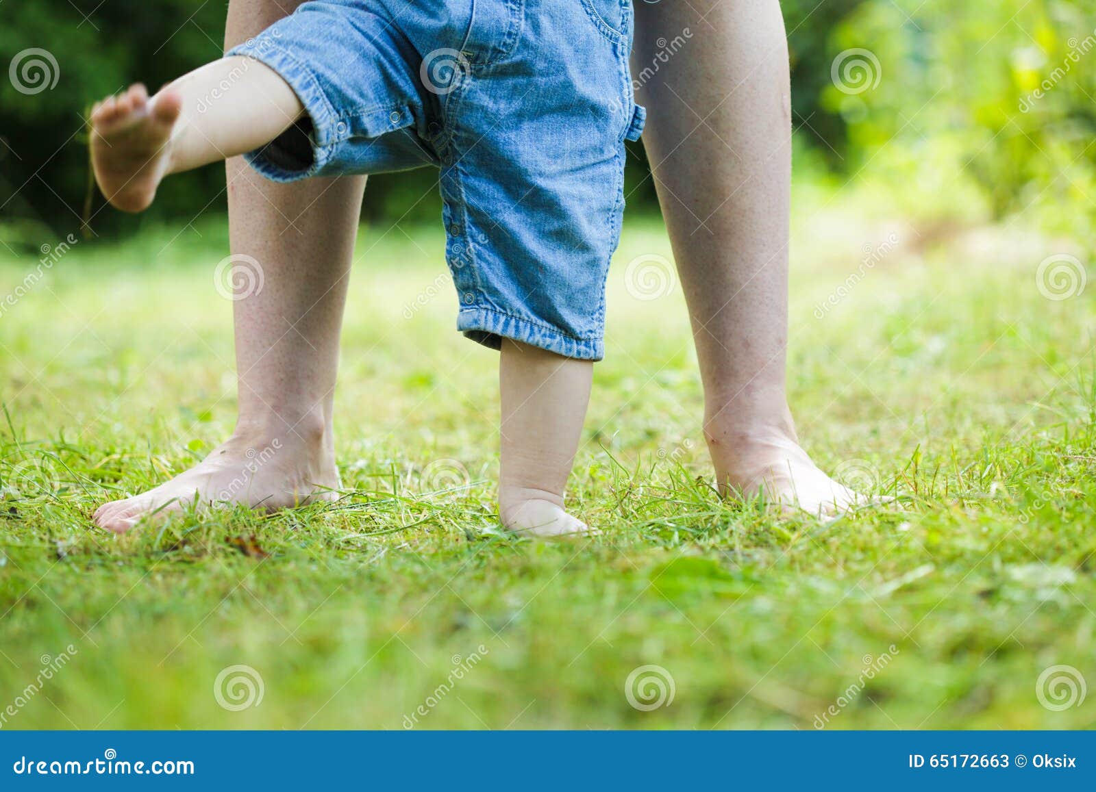 1 first step. Первые шаги ребенка. Детские ноги первые шаги. Первый шаг картинка. Первый шаг нога.