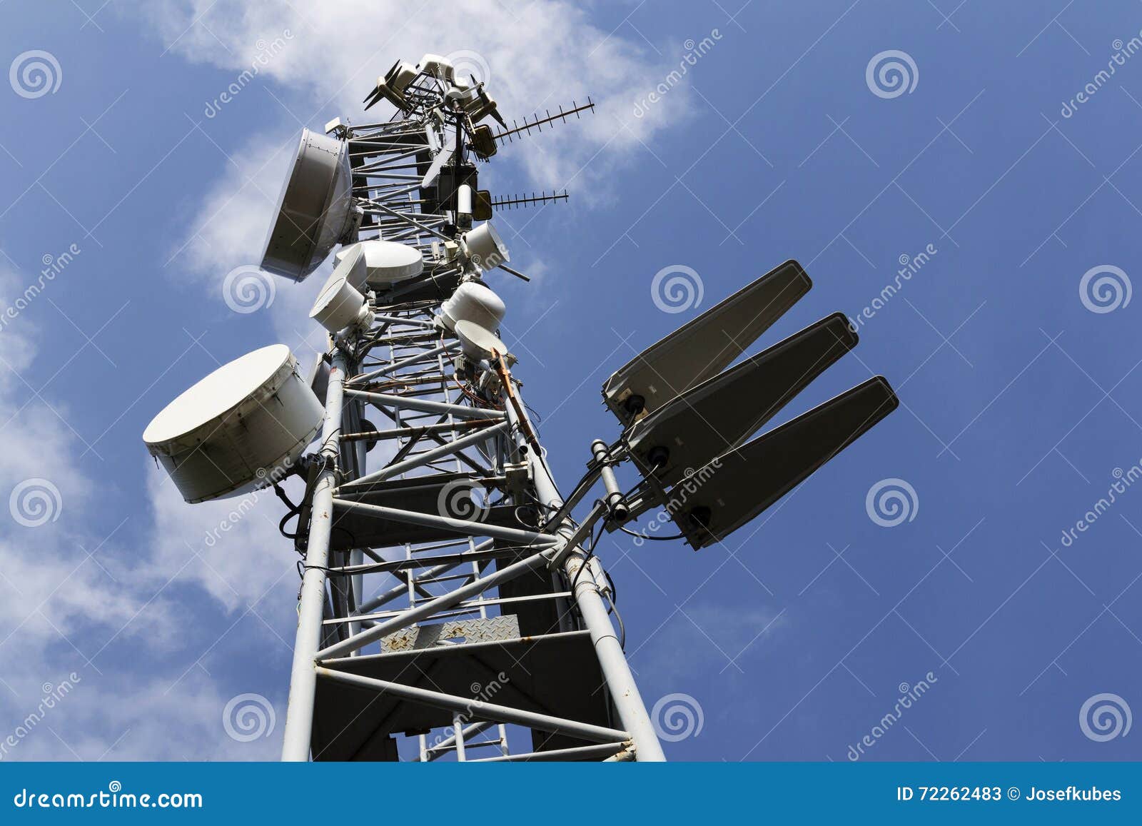 активный ретранслятор. передатчик сотового телефона. антенны umts. вышки европа. мобильный передатчик.