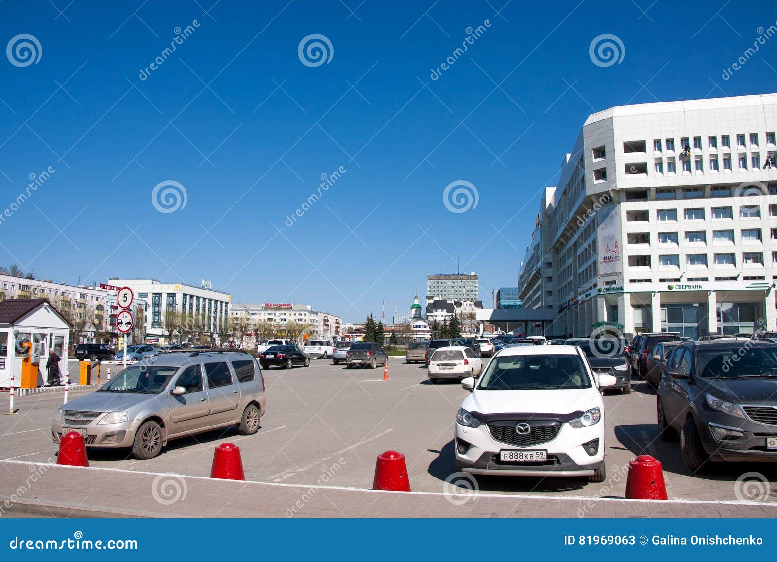 парковка около гостиницы. служба парковки.