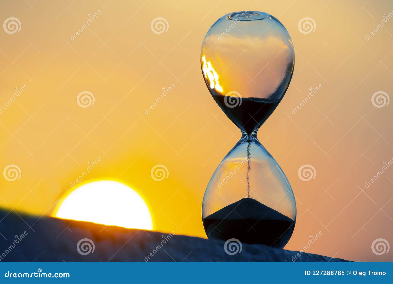 песочные часы на фоне заката. стоимость времени в жизни. вечность Стоковое  Изображение - изображение насчитывающей минута, облако: 227288785