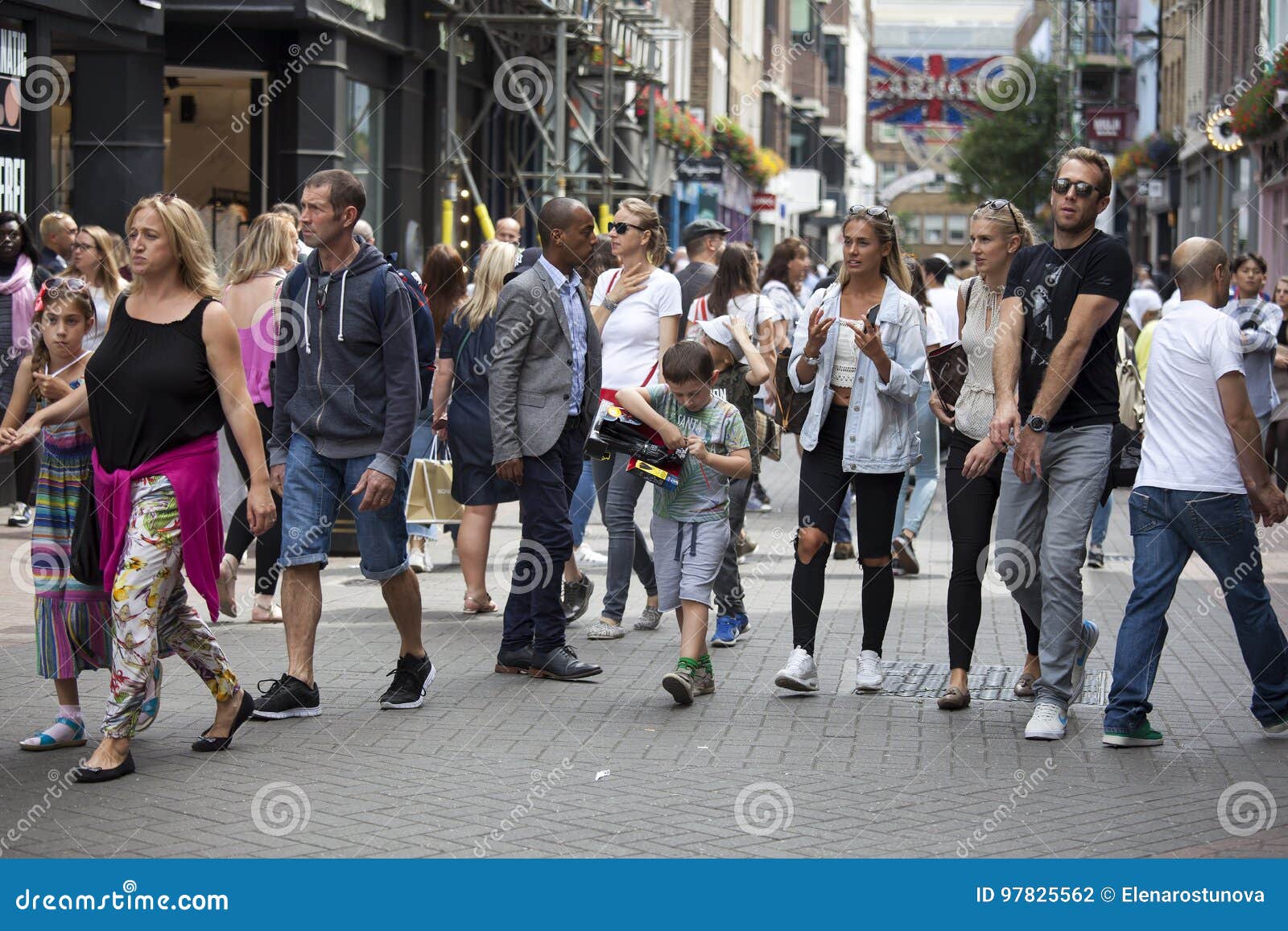 Толпа людей с камерами. The street is crowded. The street is crowded. Crowded definition. Девушка на улице лондона.