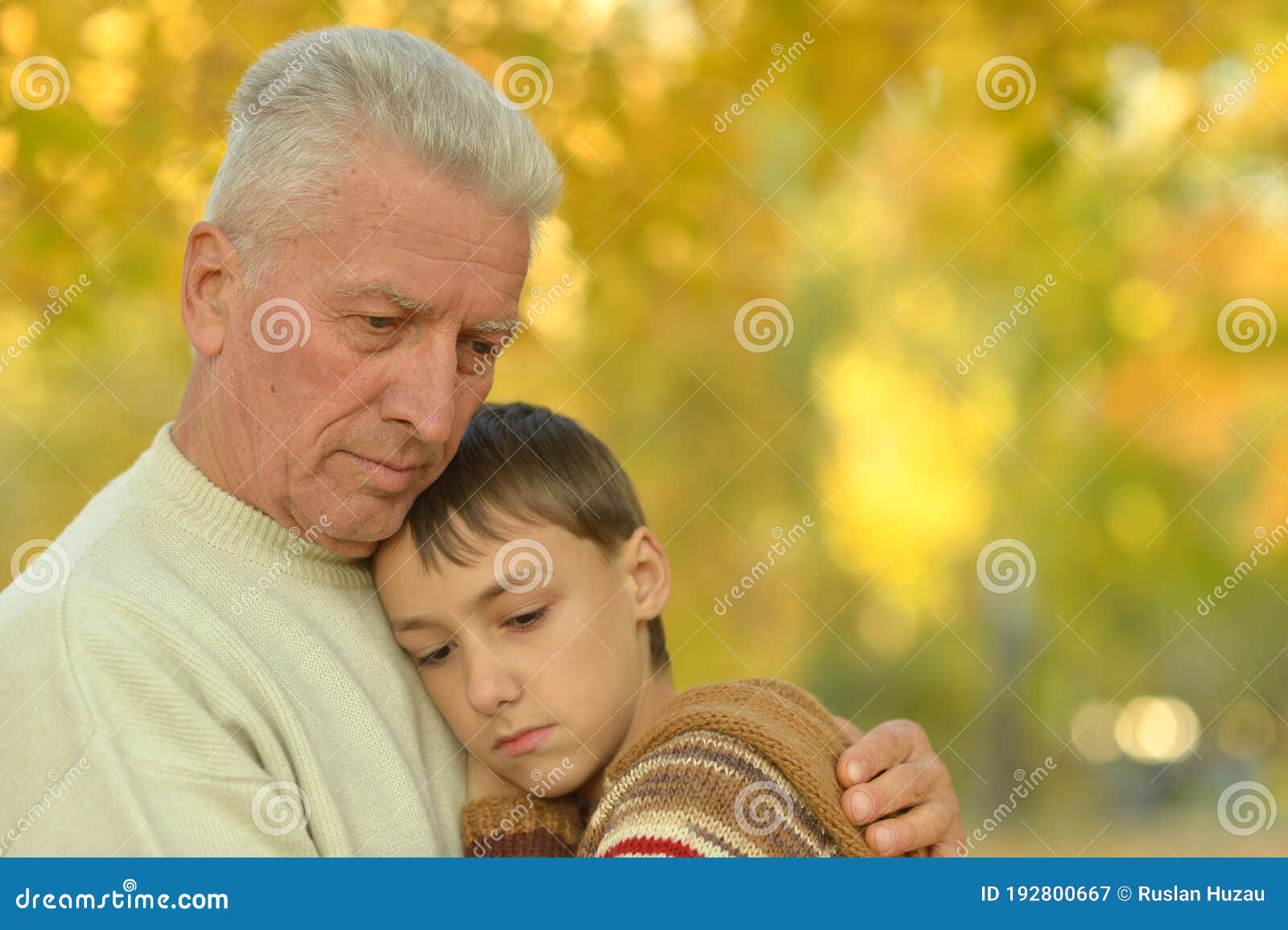 Дед обнимать. Внук в объятиях дедушки. Дед обнимает внука. Дедушка и внук обнимаются. Внук обнимает Деда.