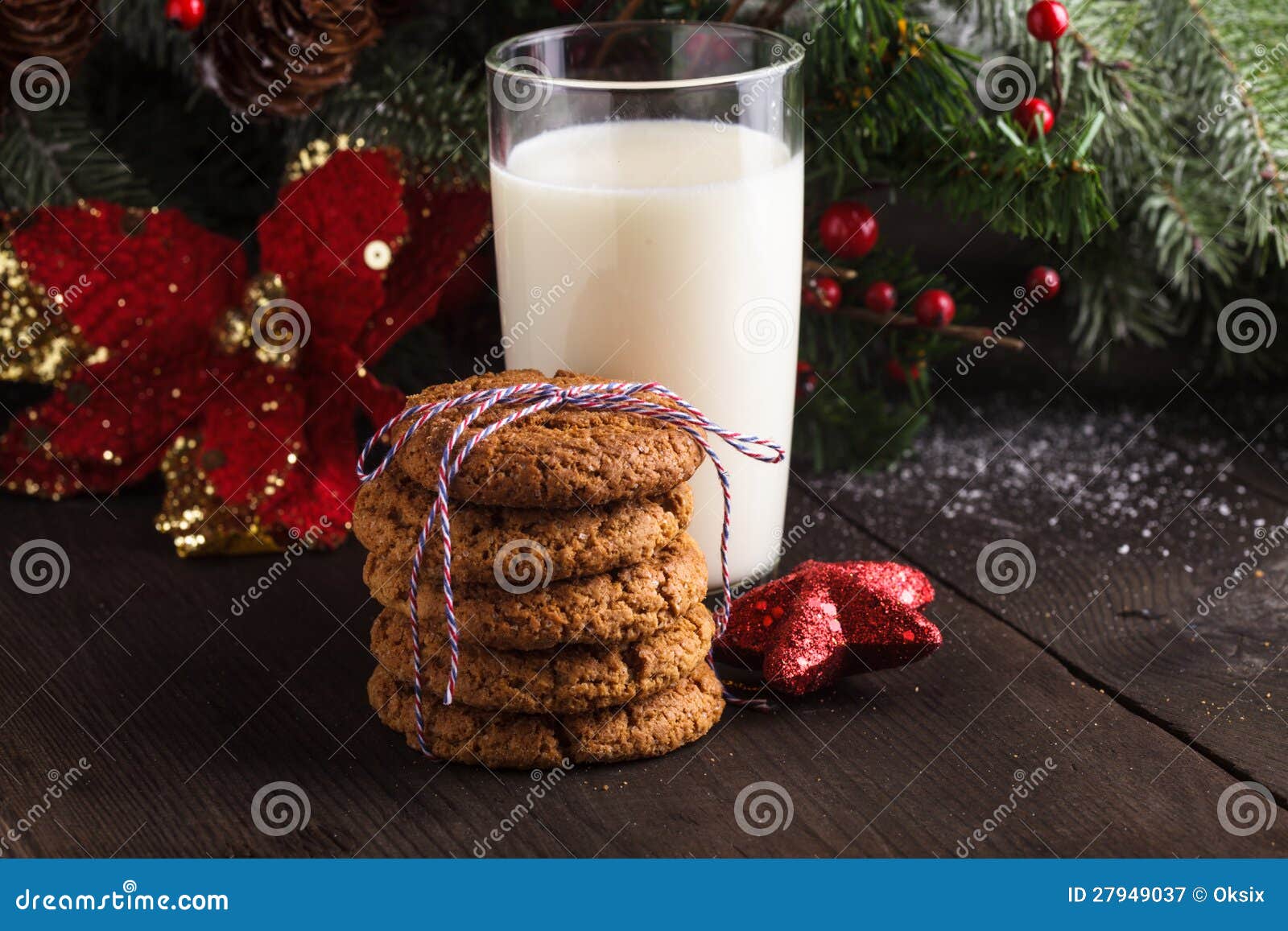Новогодние печенье и молоко