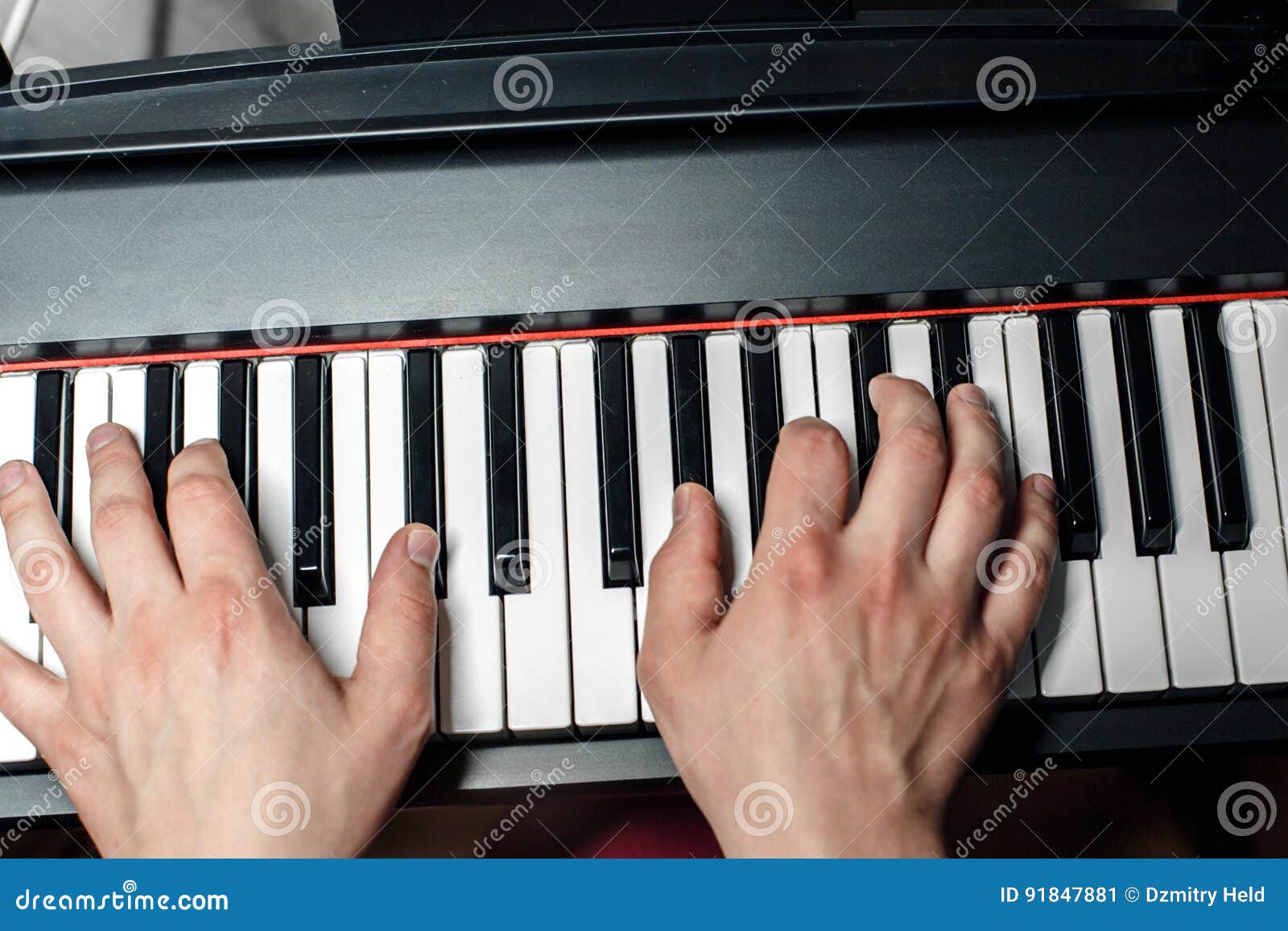 Рояль россии играть. Руки на пианино сверху. Руки на пианино вид сверху. Рояль и руки сверху. Руки пианиста сверху.